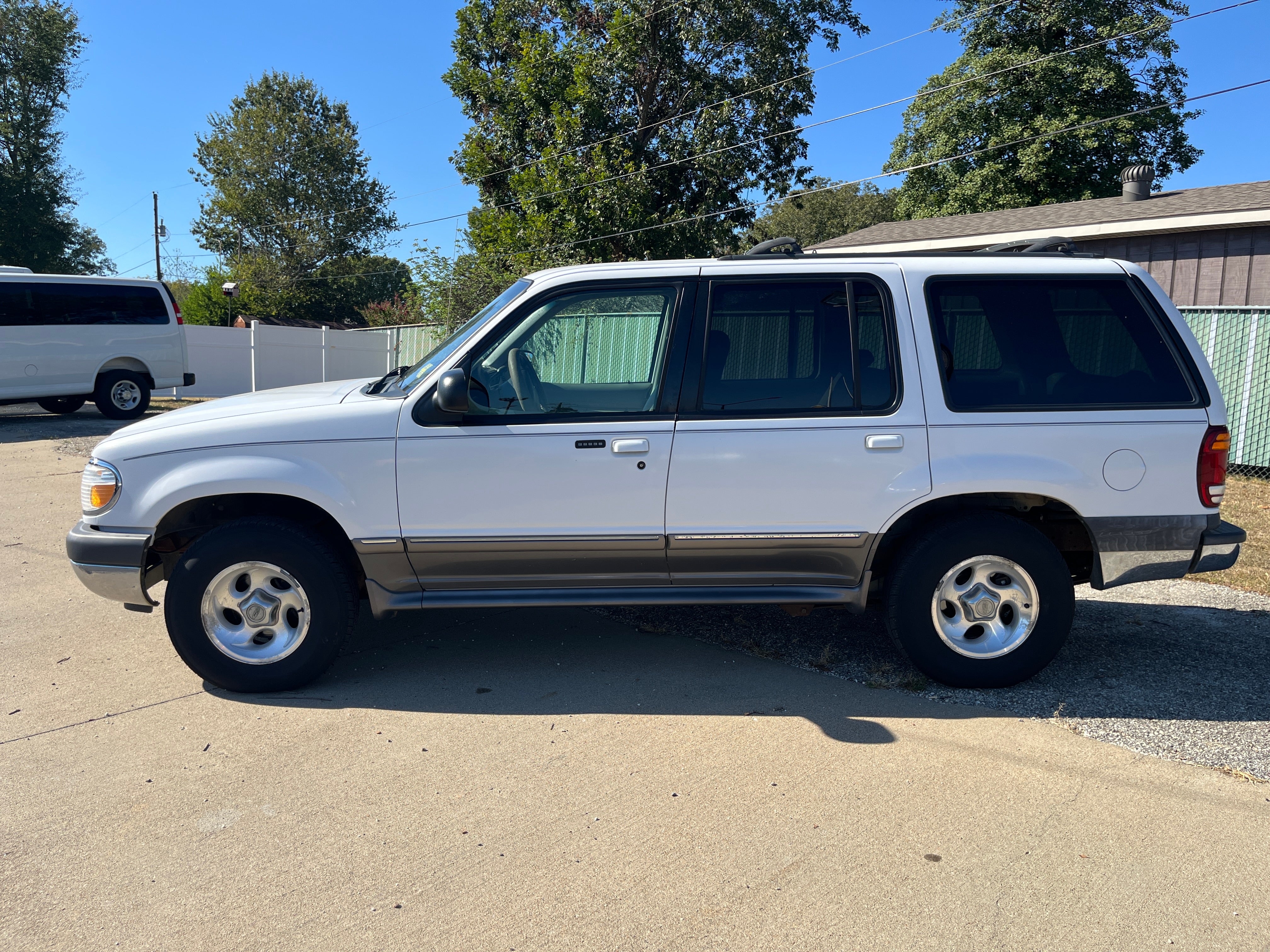 Used 2000 Ford Explorer XLT with VIN 1FMZU63X2YZB09814 for sale in Malvern, AR