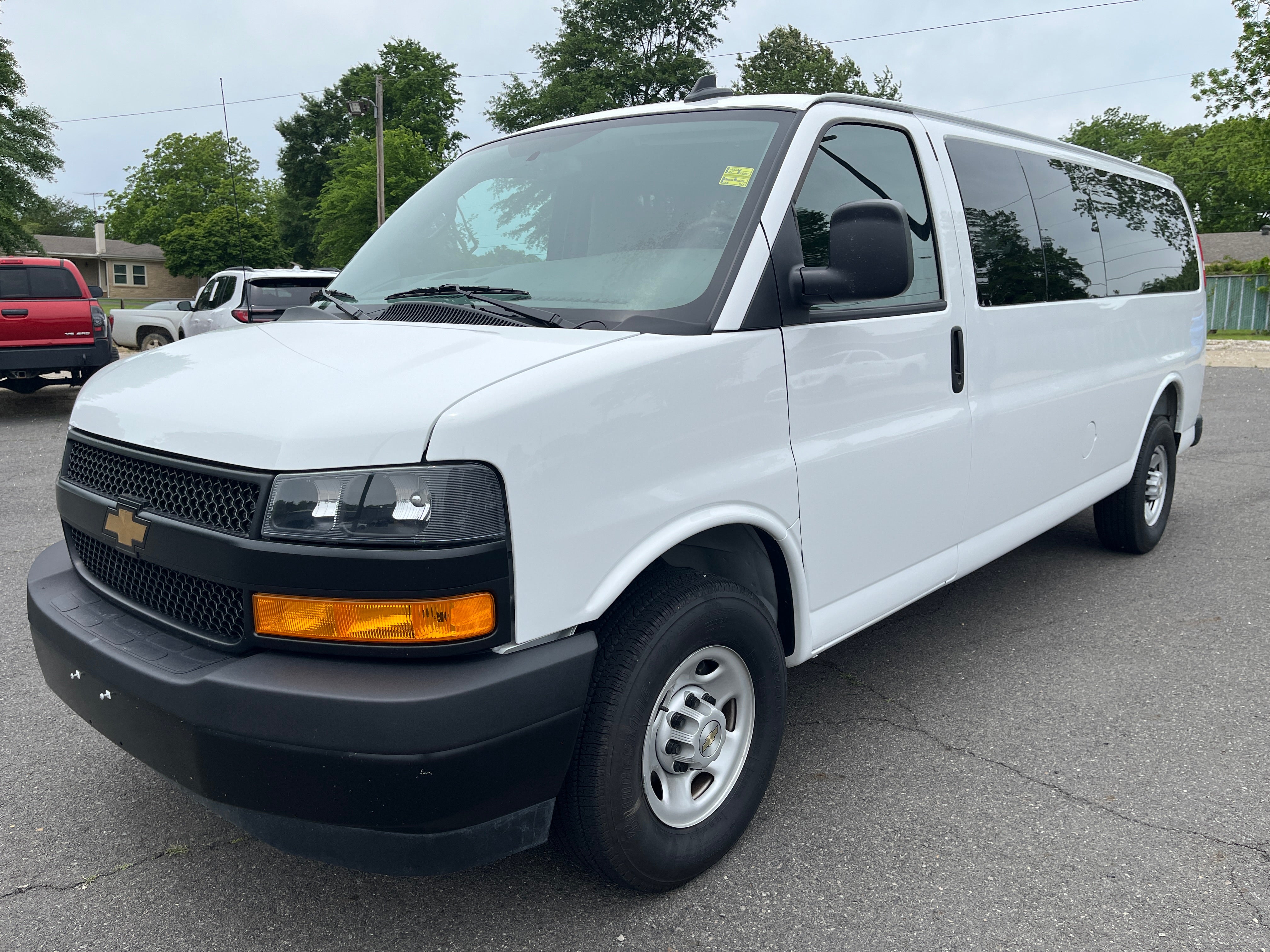 2025 Chevrolet Express Passenger 1LS