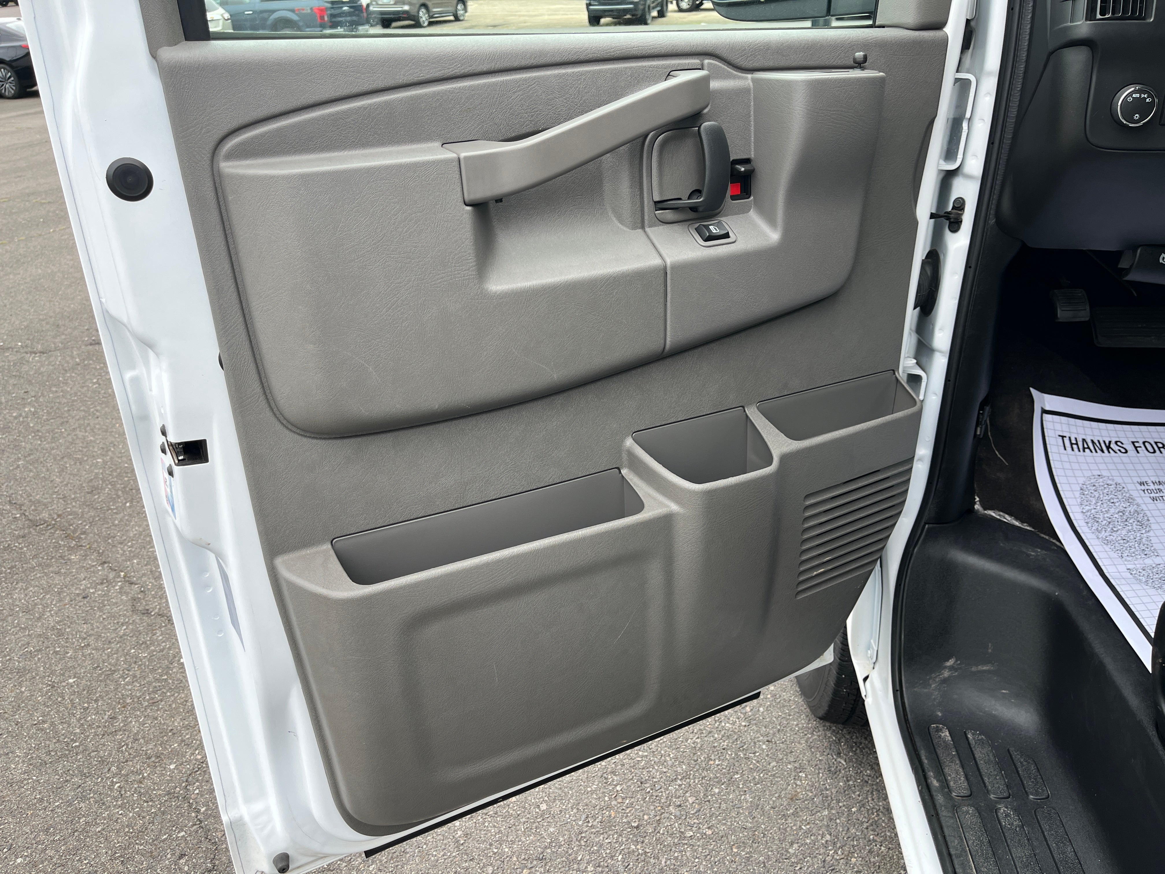 2025 Chevrolet Express Passenger 1LS
