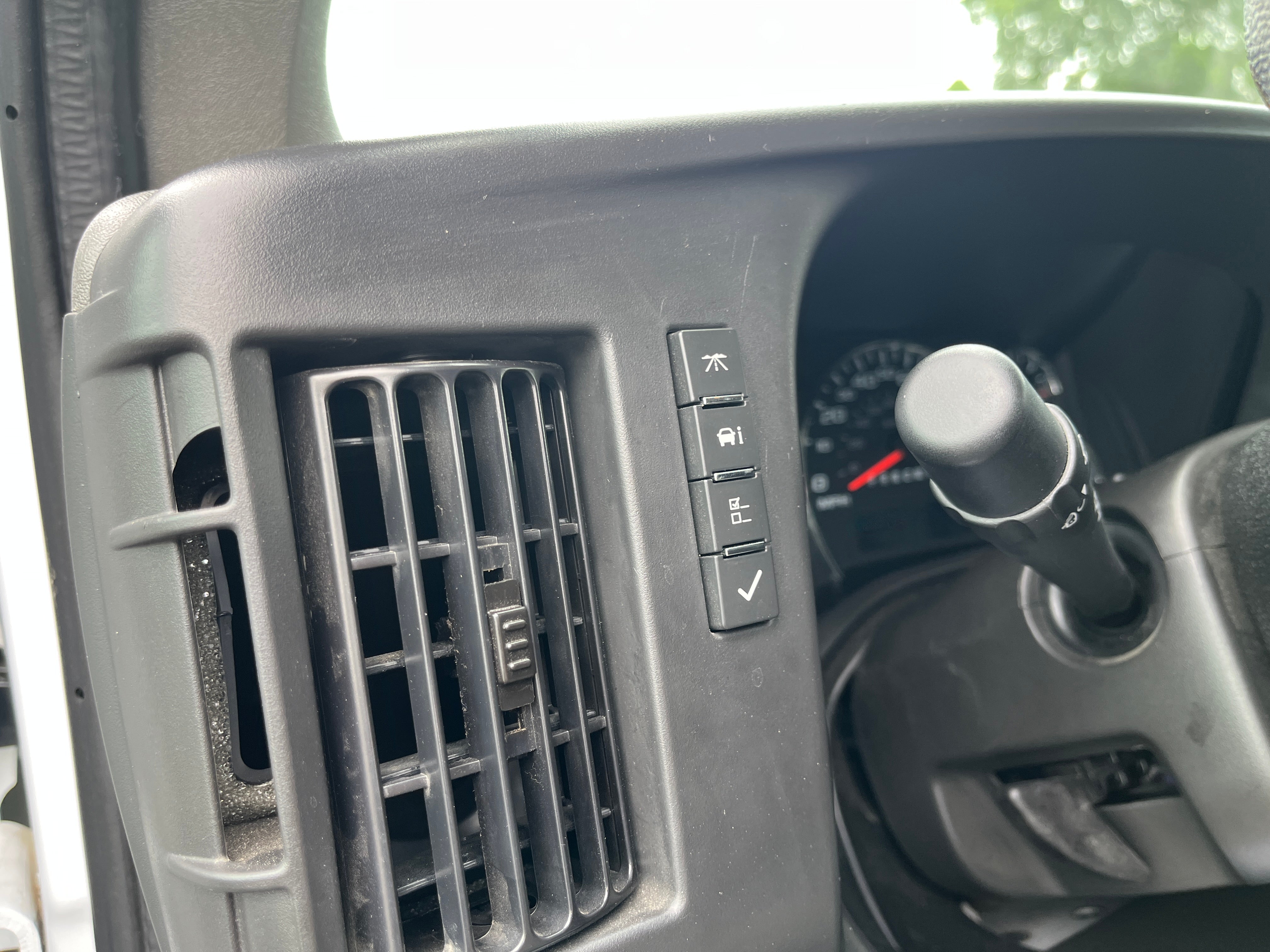 2025 Chevrolet Express Passenger 1LS