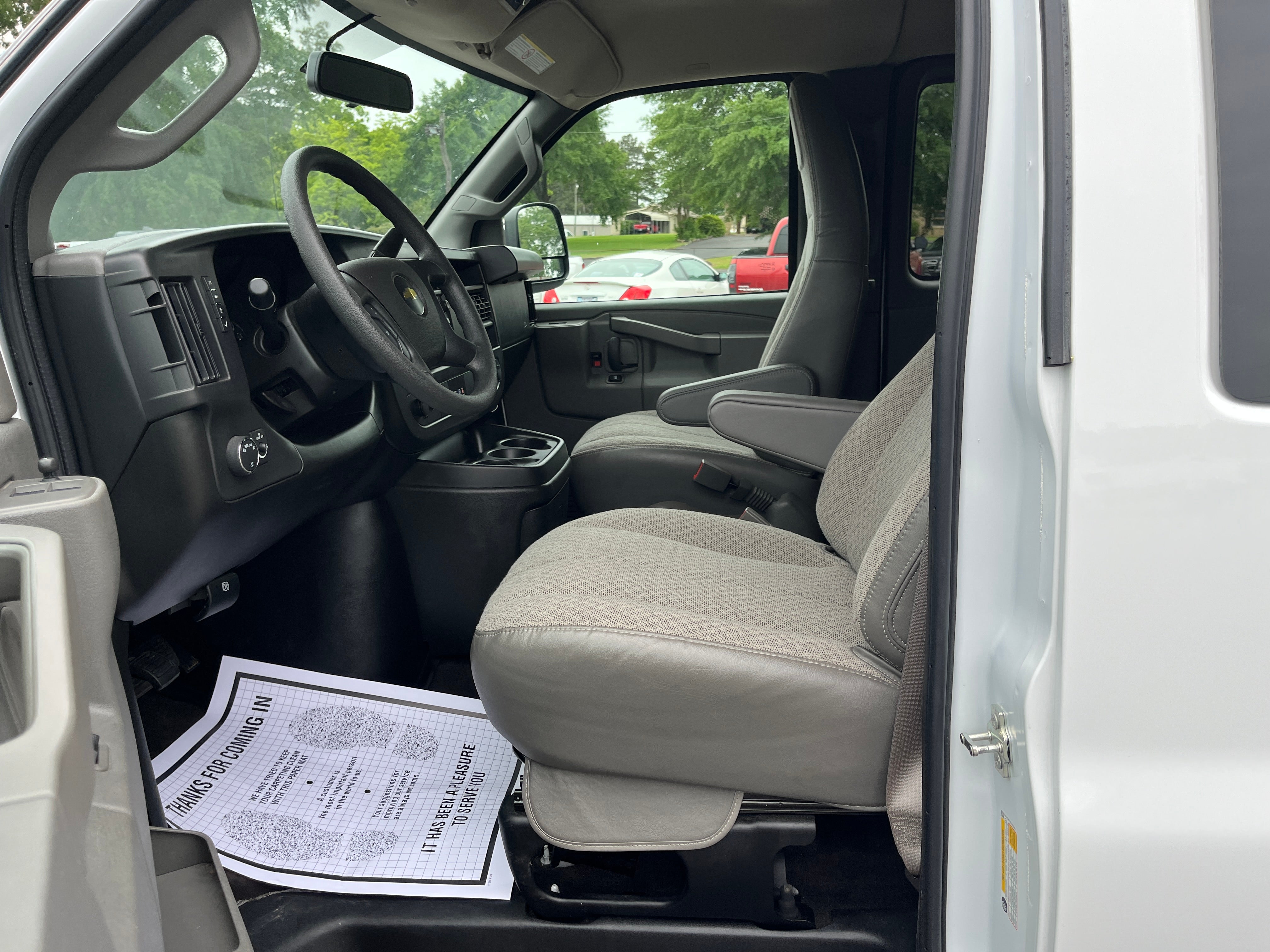2025 Chevrolet Express Passenger 1LS