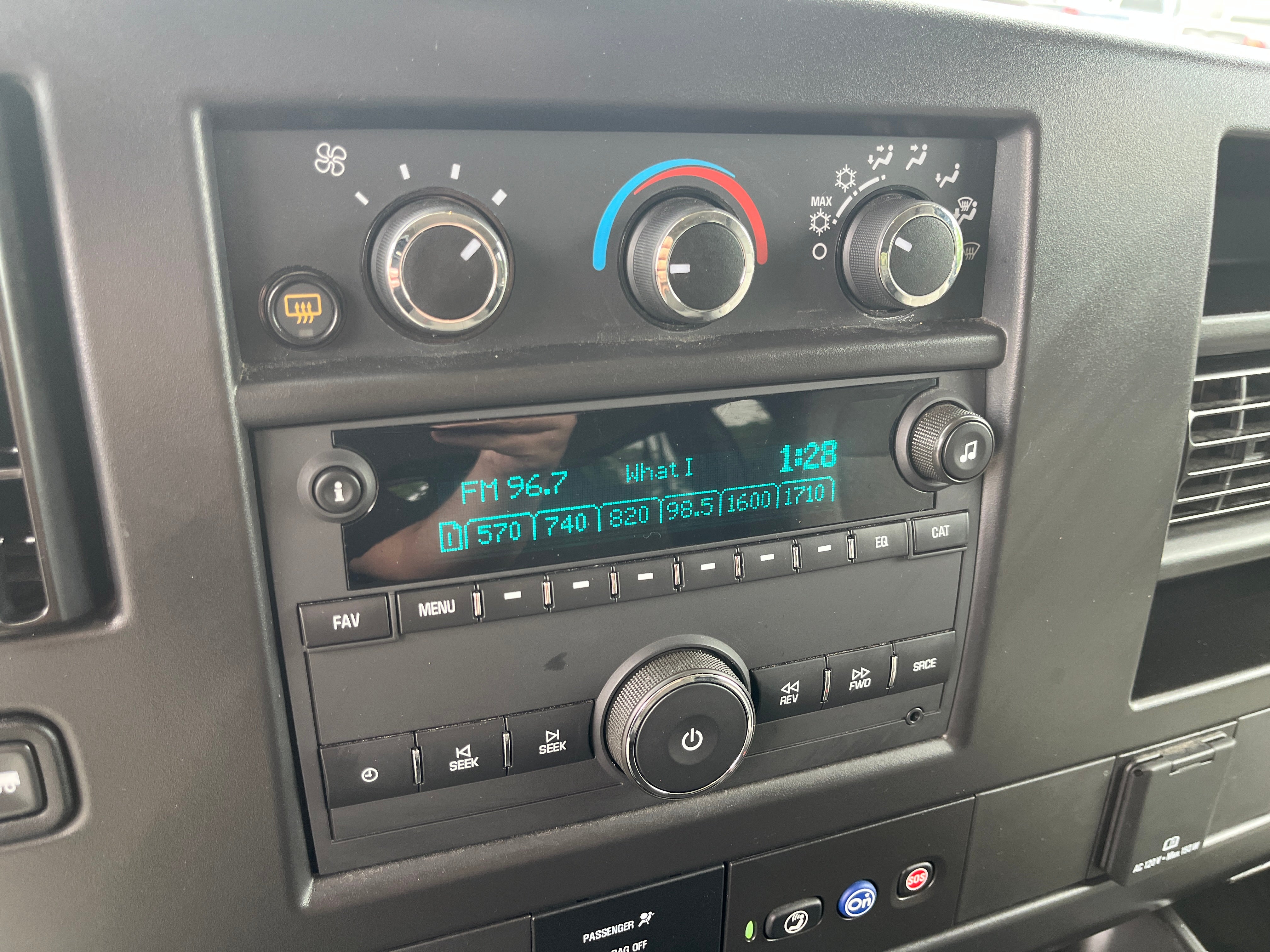 2025 Chevrolet Express Passenger 1LS