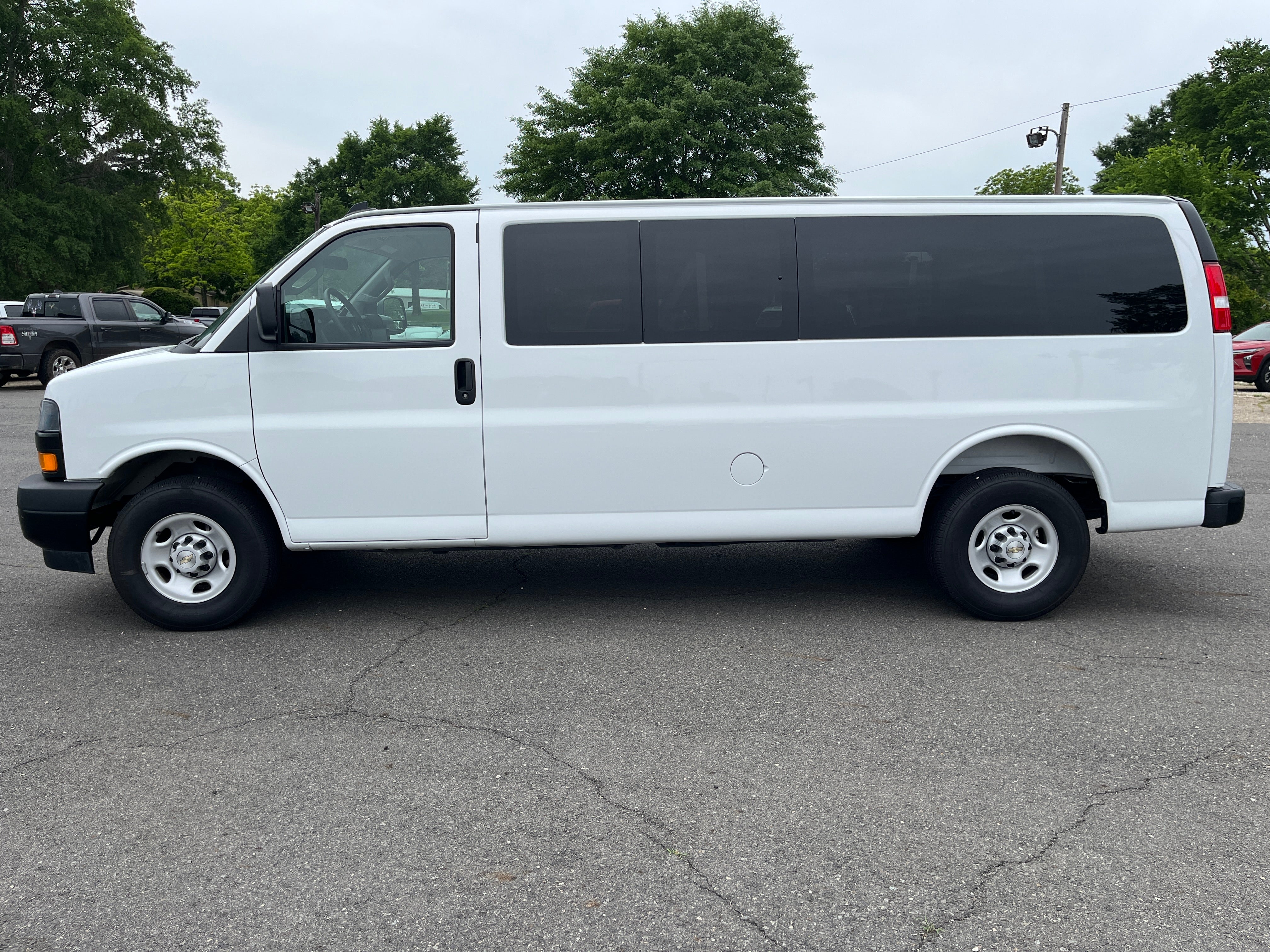 2025 Chevrolet Express Passenger 1LS