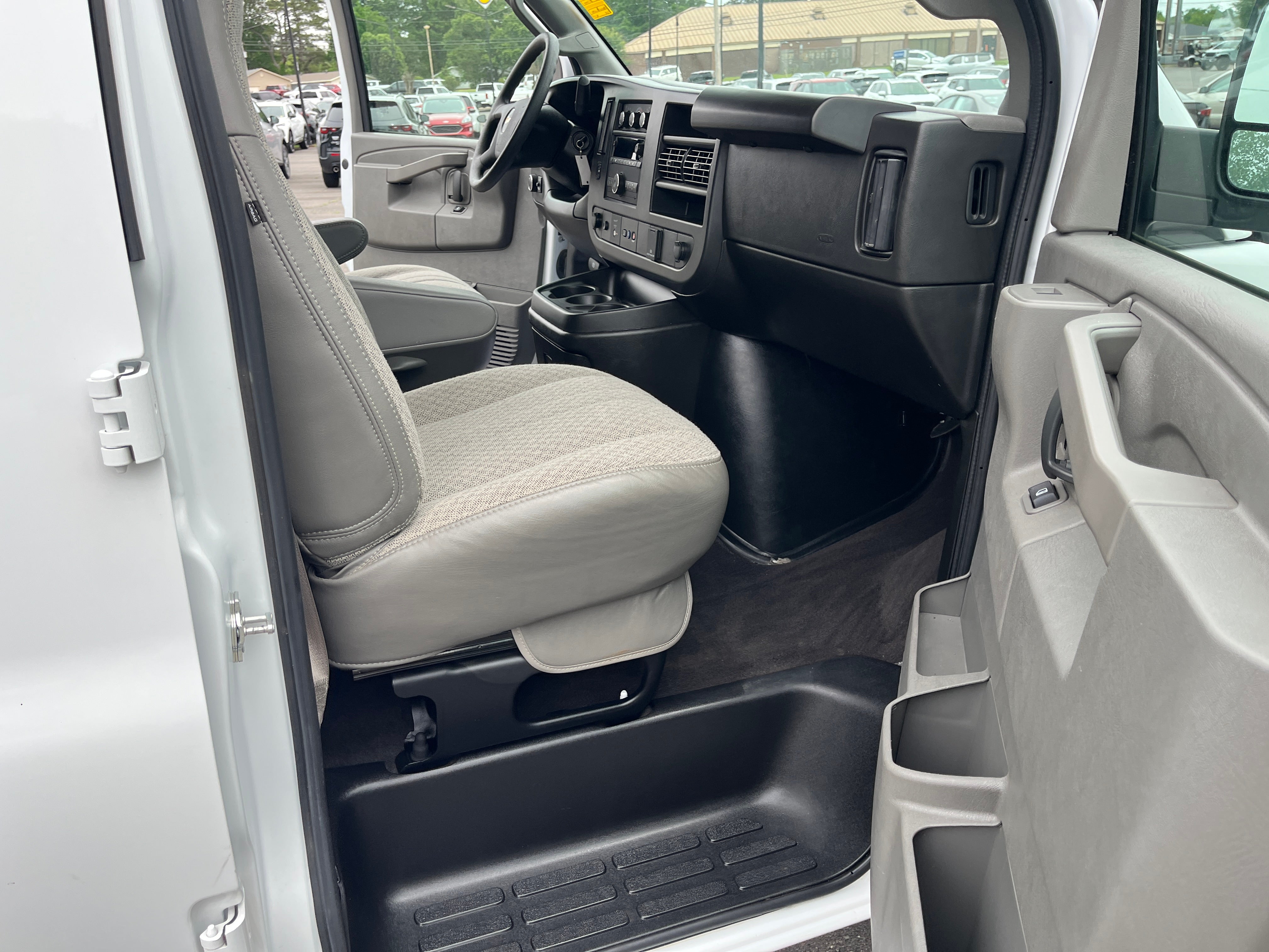 2025 Chevrolet Express Passenger 1LS