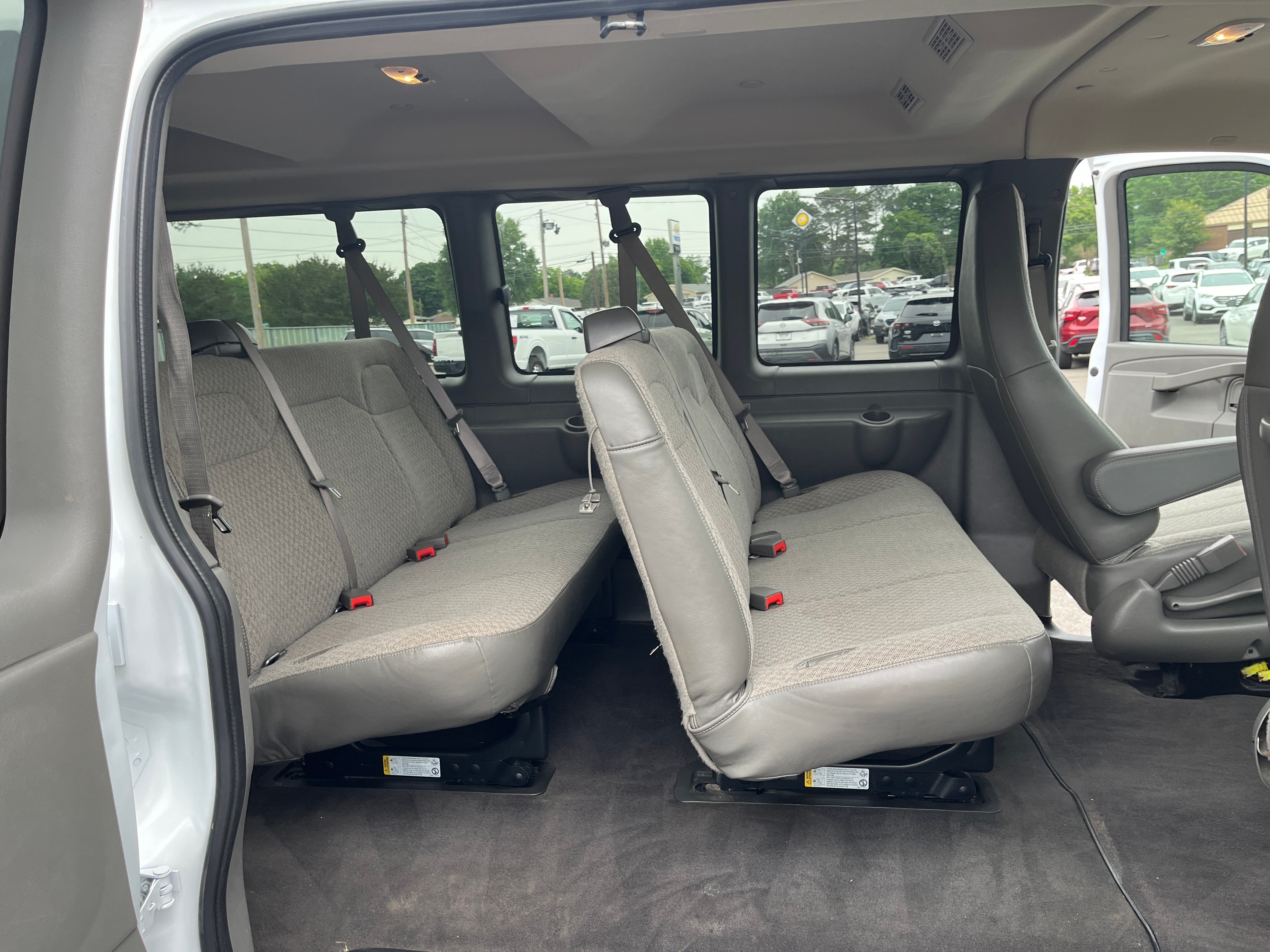 2025 Chevrolet Express Passenger 1LS