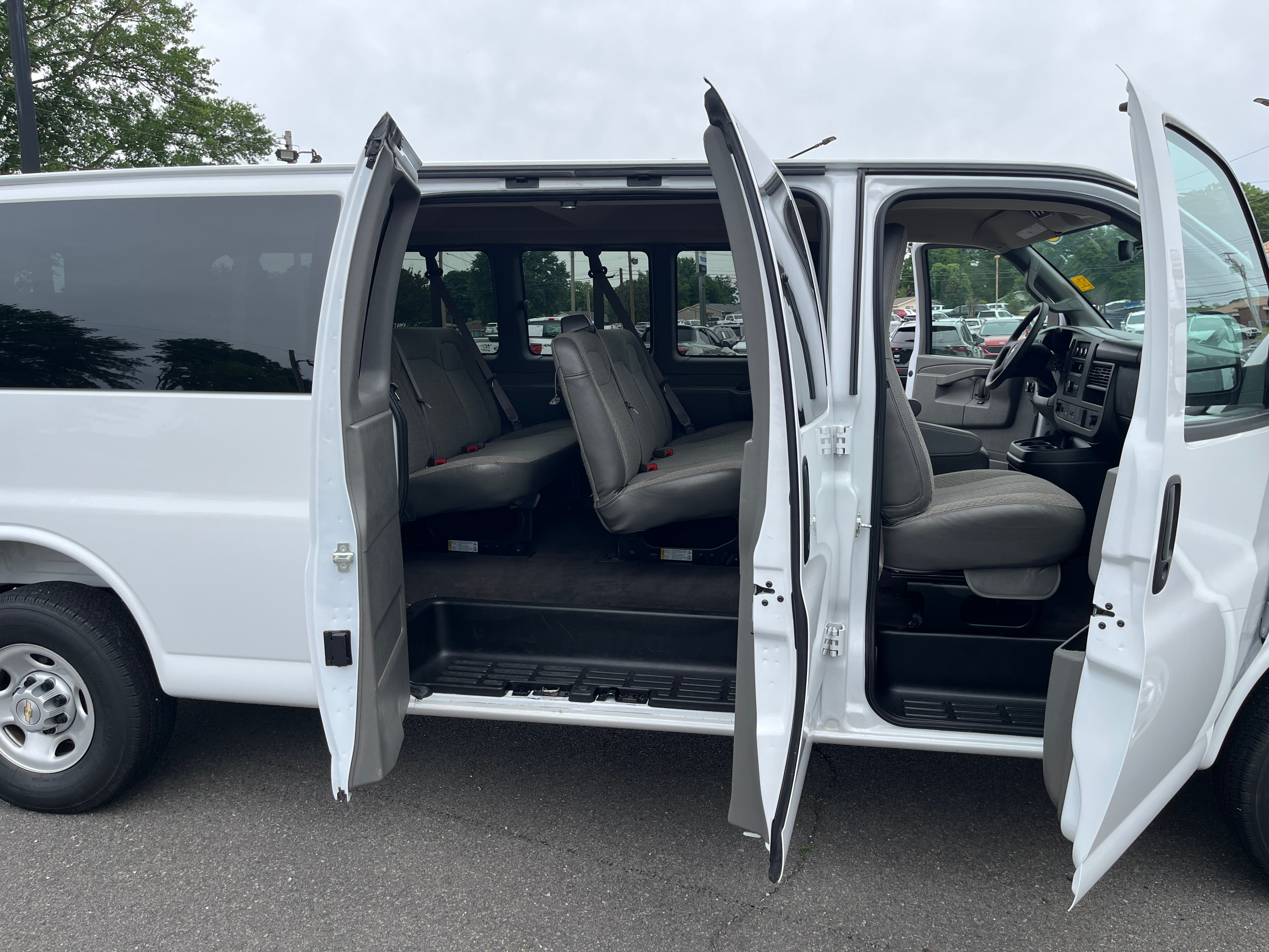 2025 Chevrolet Express Passenger 1LS