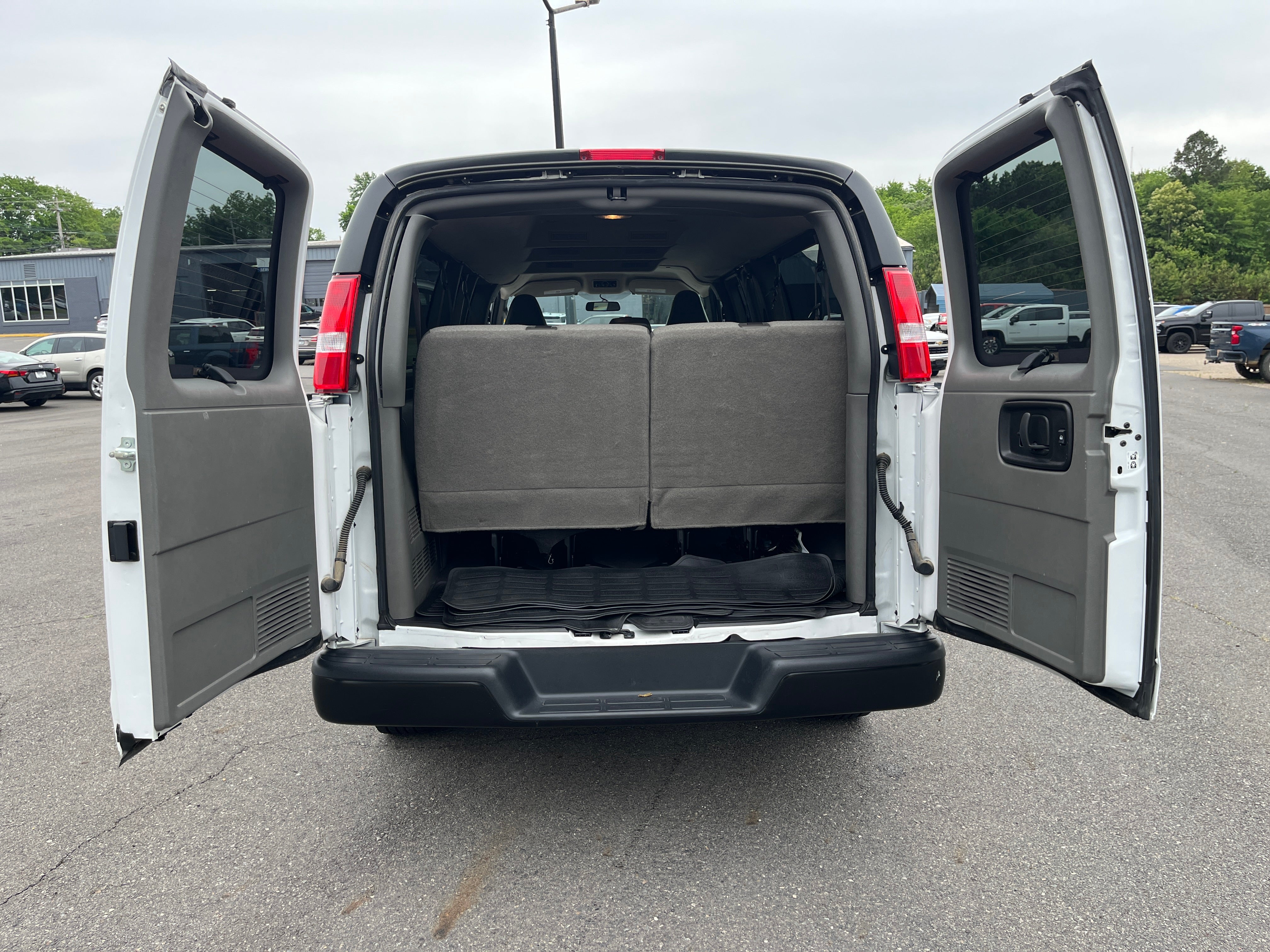 2025 Chevrolet Express Passenger 1LS
