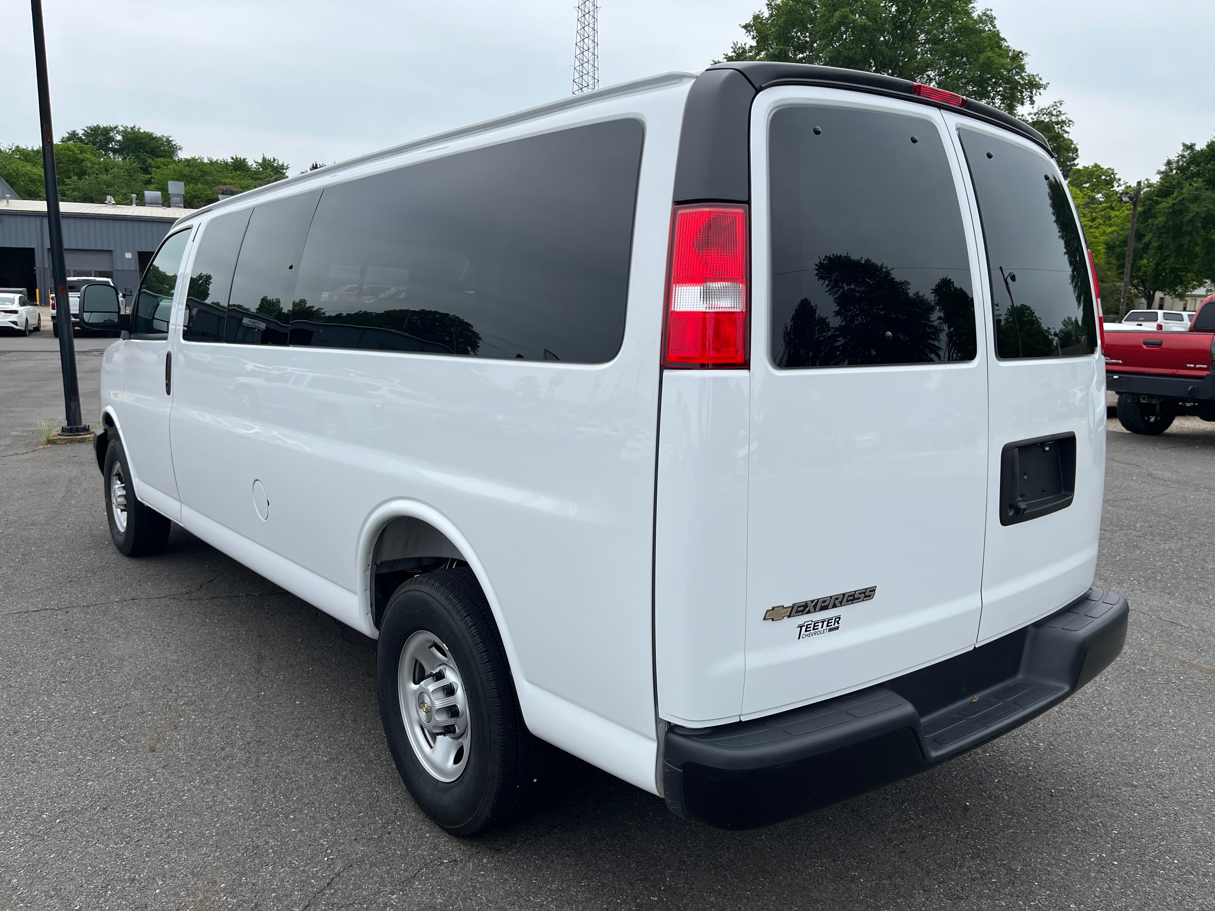 2025 Chevrolet Express Passenger 1LS