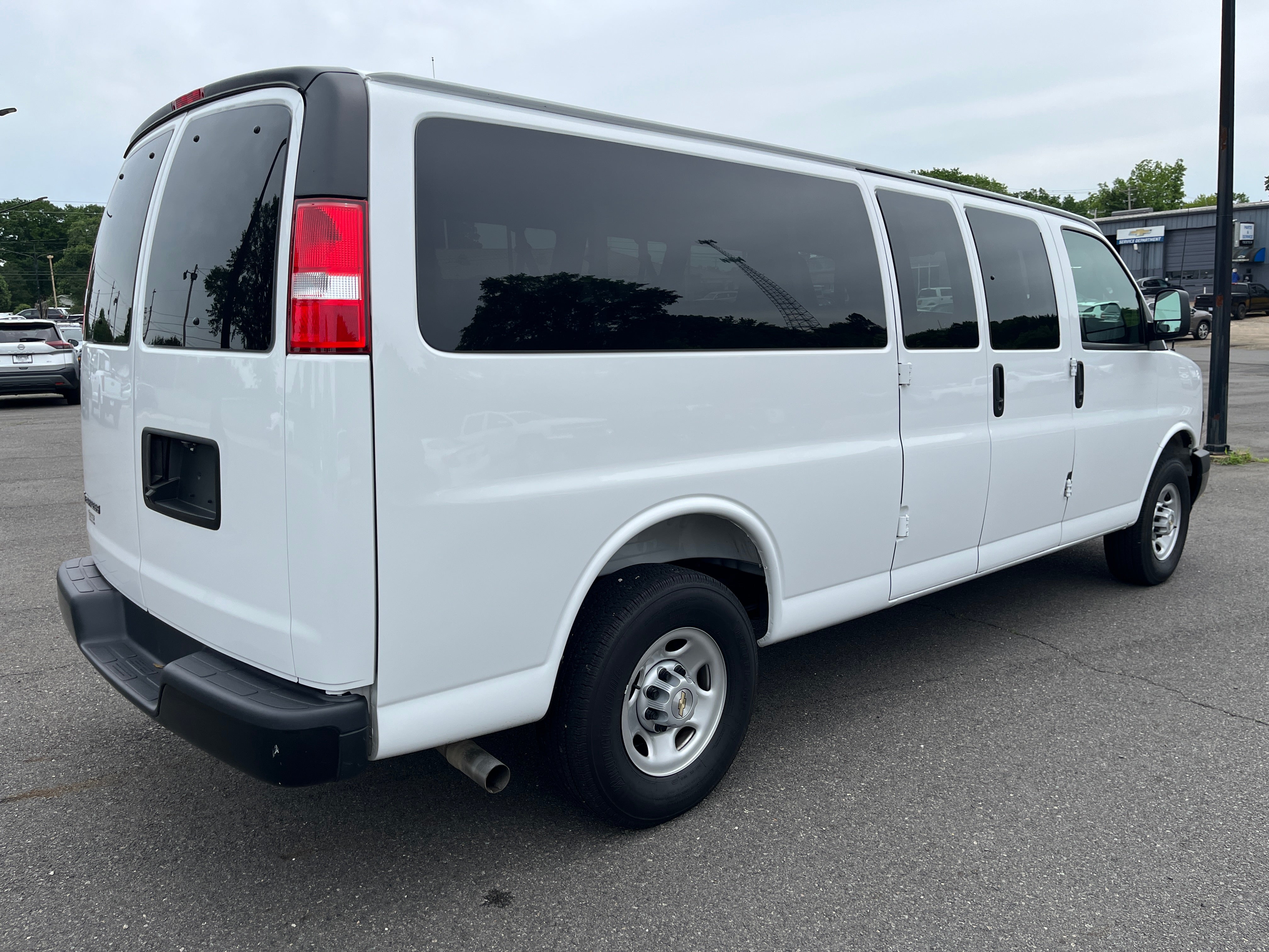 2025 Chevrolet Express Passenger 1LS