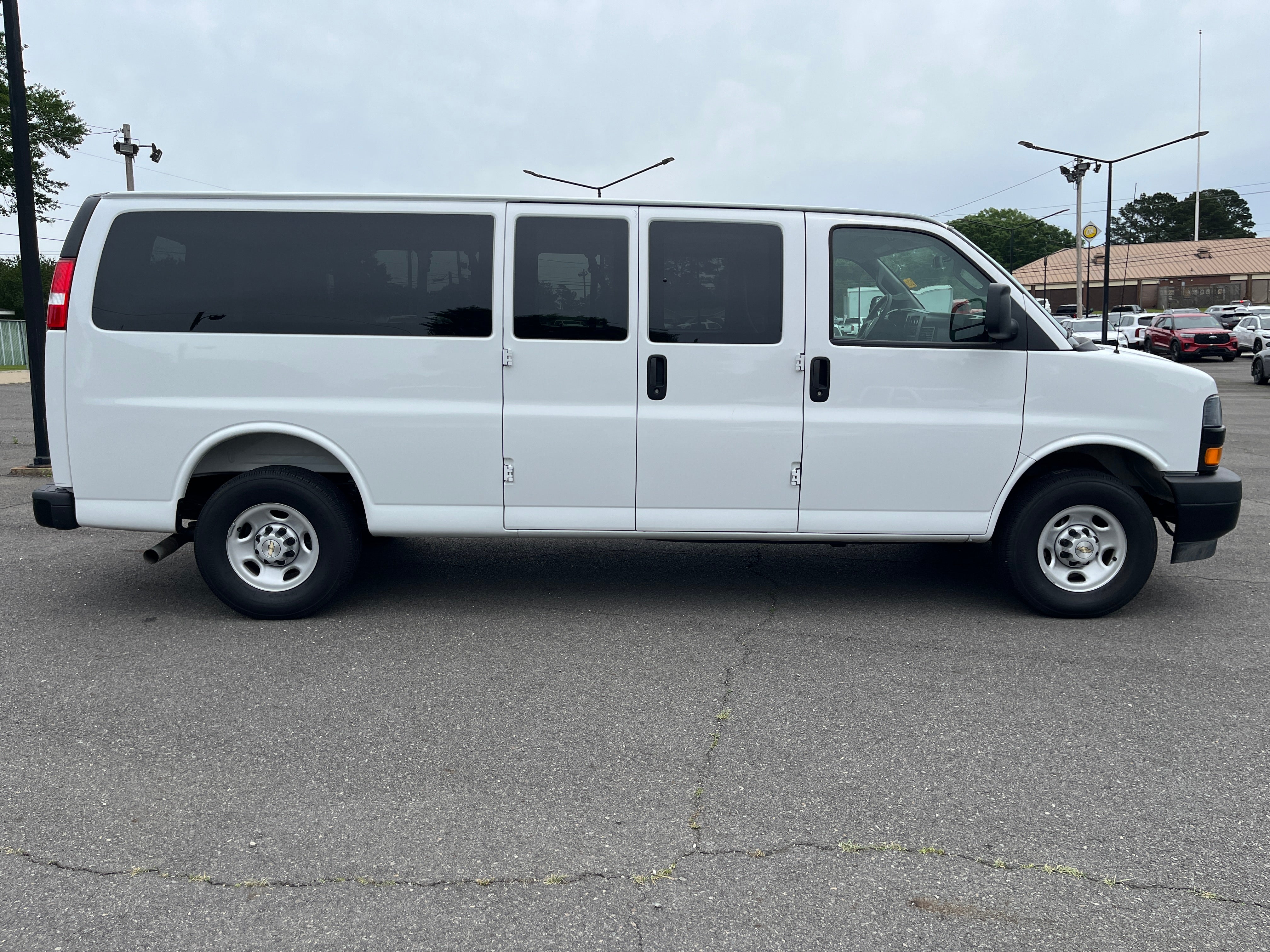2025 Chevrolet Express Passenger 1LS