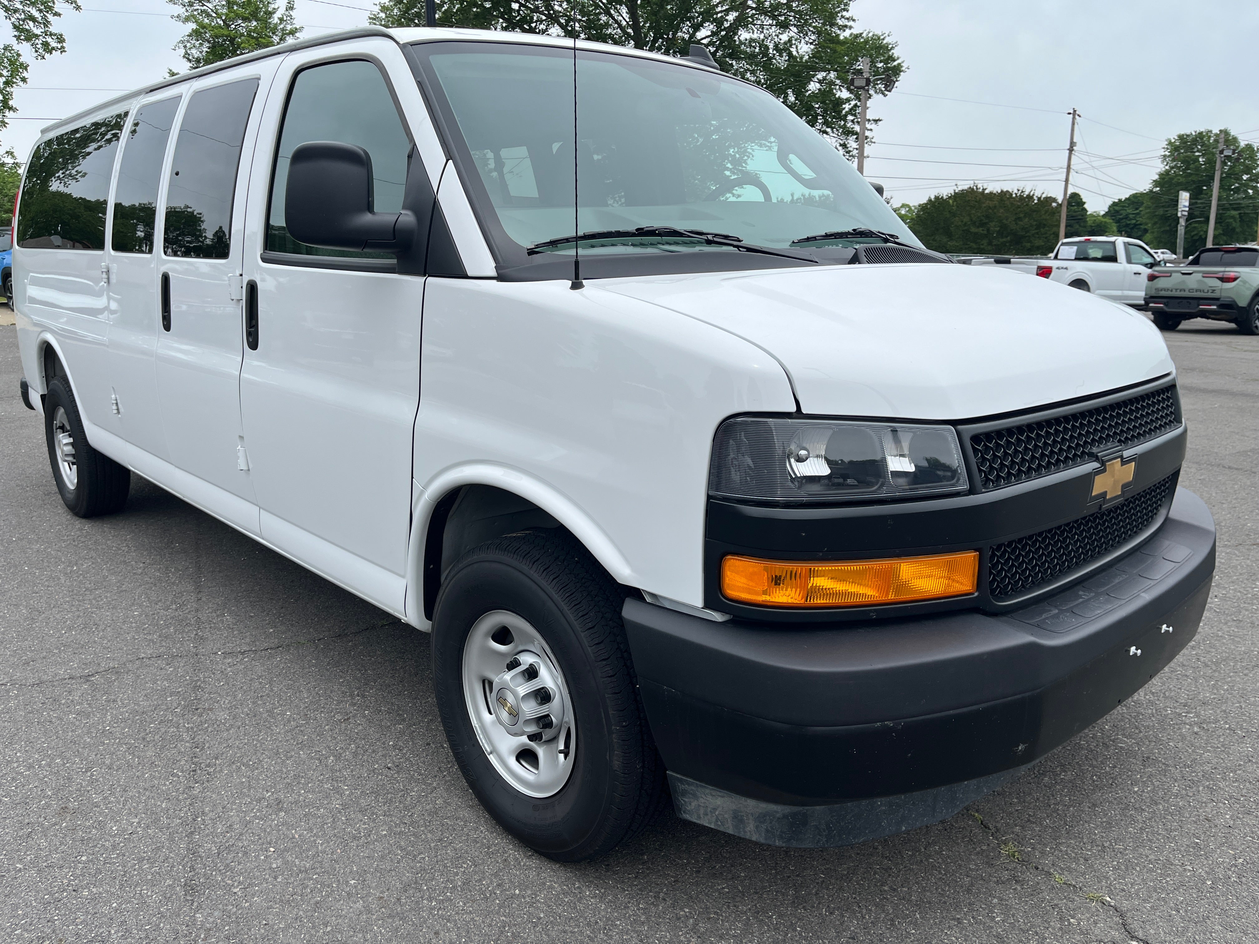 2025 Chevrolet Express Passenger 1LS