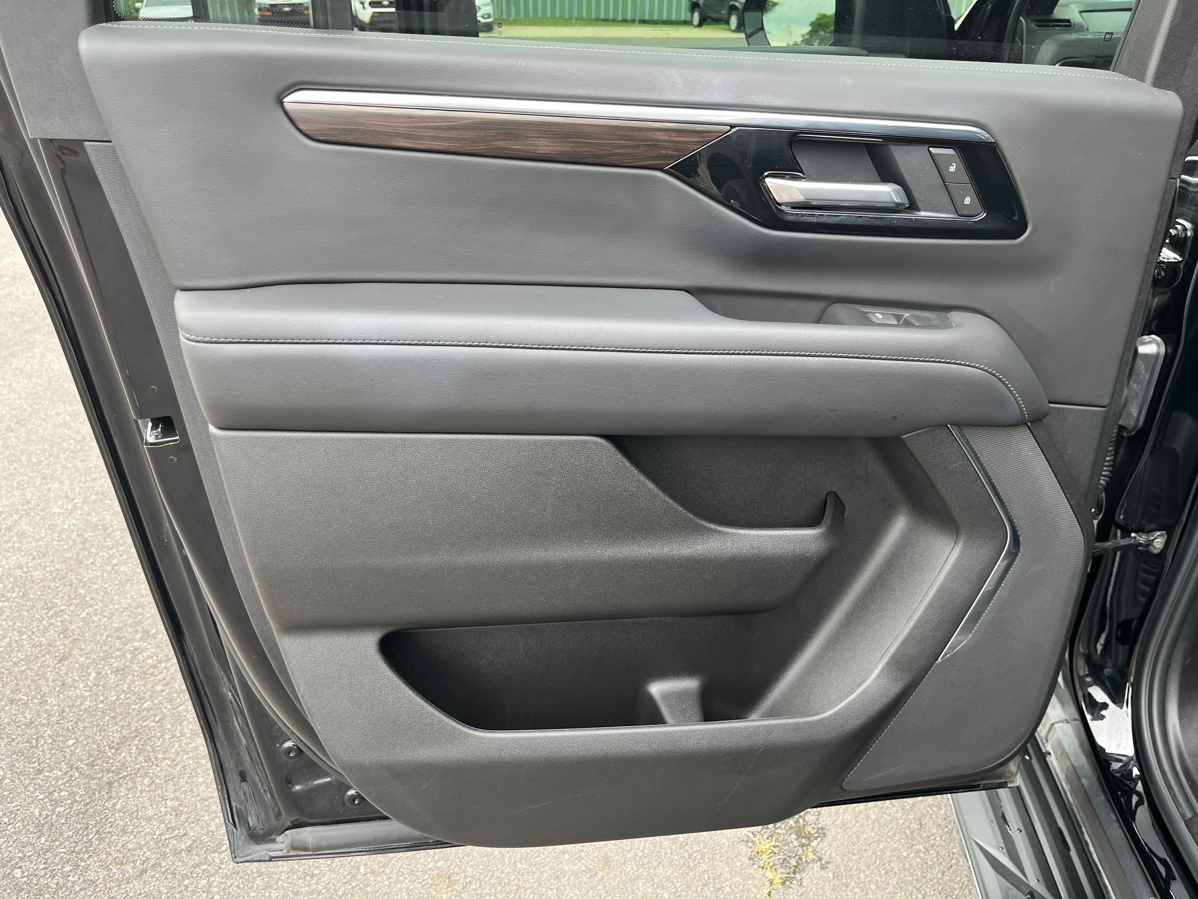 2025 Chevrolet Suburban LS