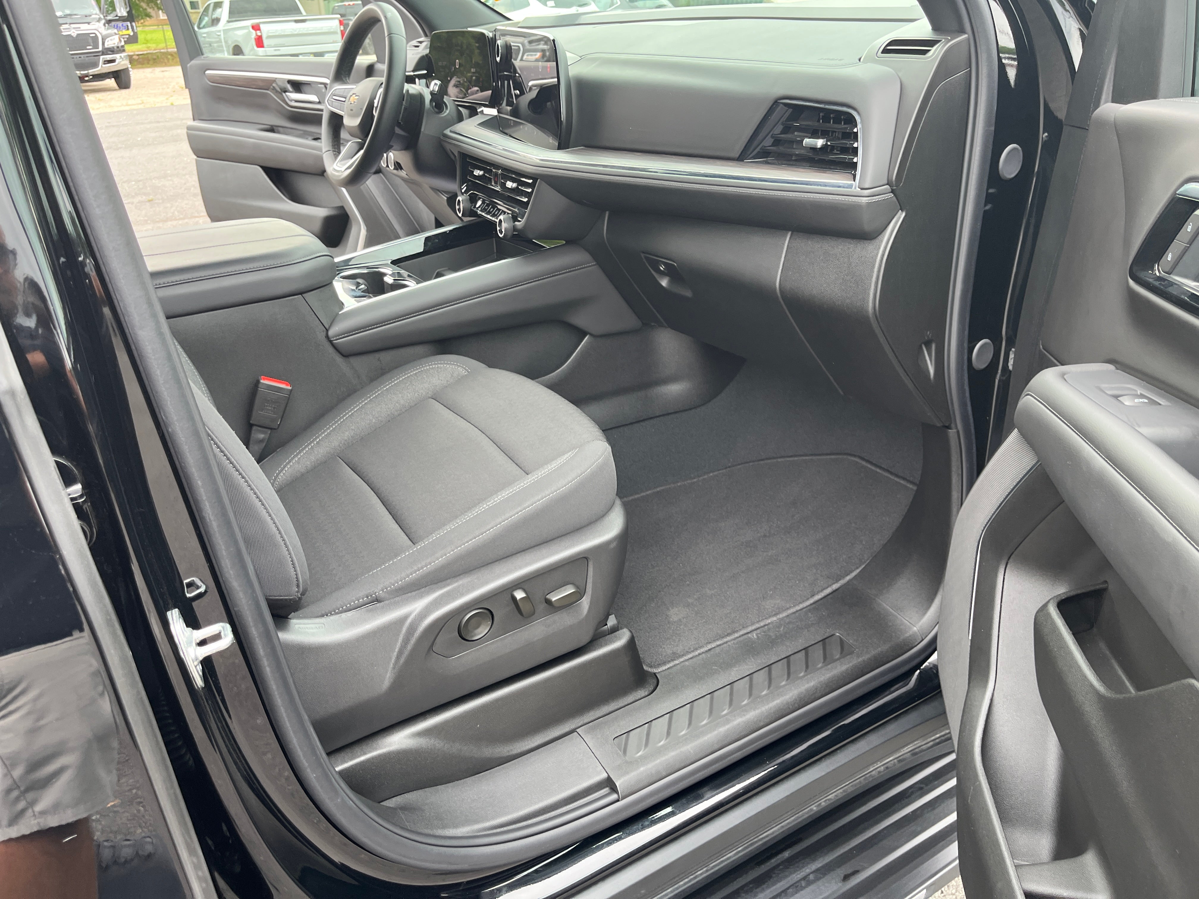 2025 Chevrolet Suburban LS