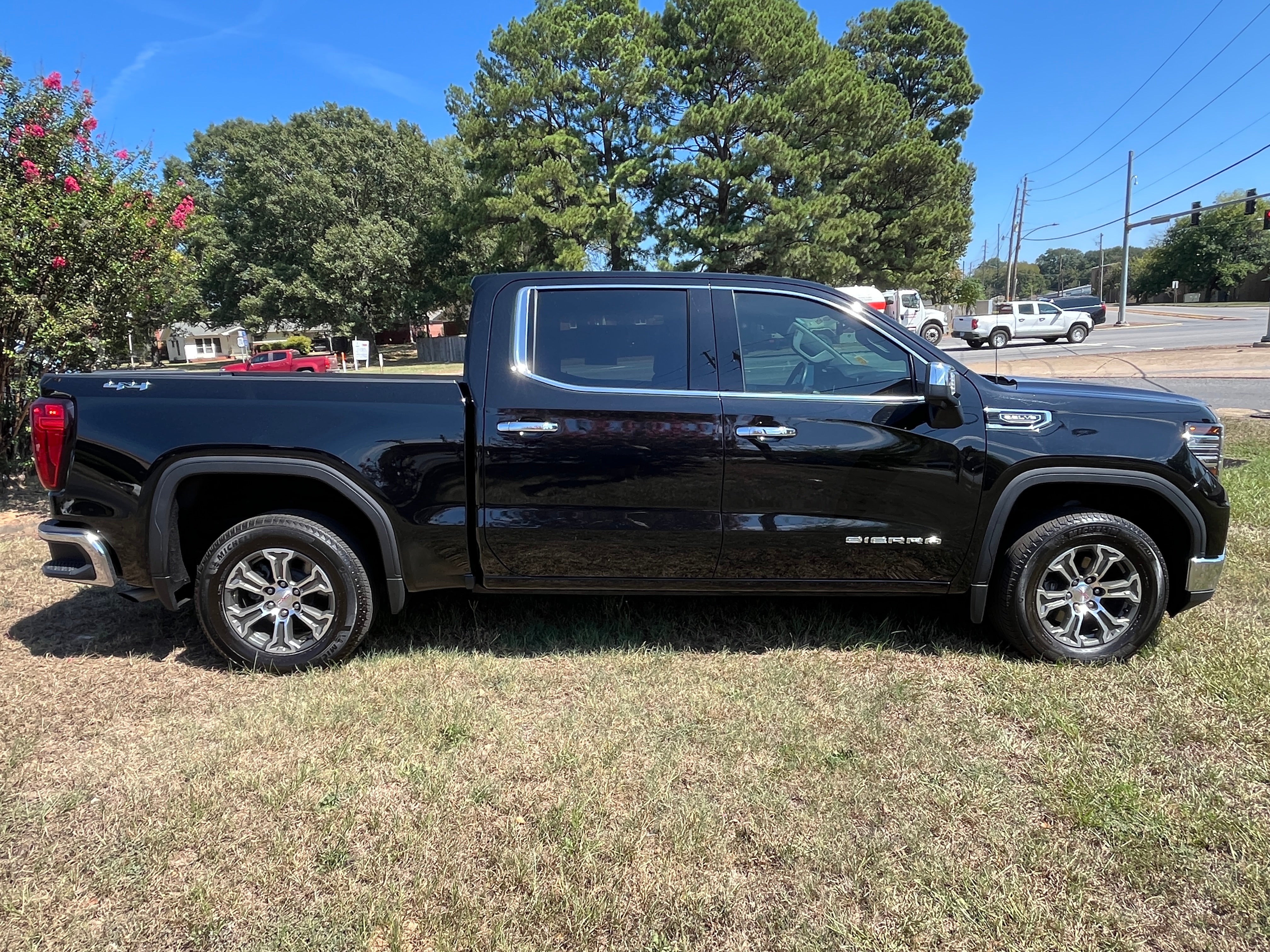 2024 GMC Sierra 1500 SLT - Photo 8