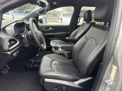 2025 Chrysler Pacifica Base