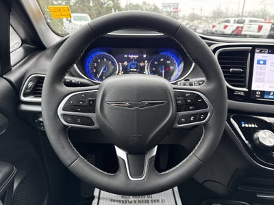 2025 Chrysler Pacifica Base