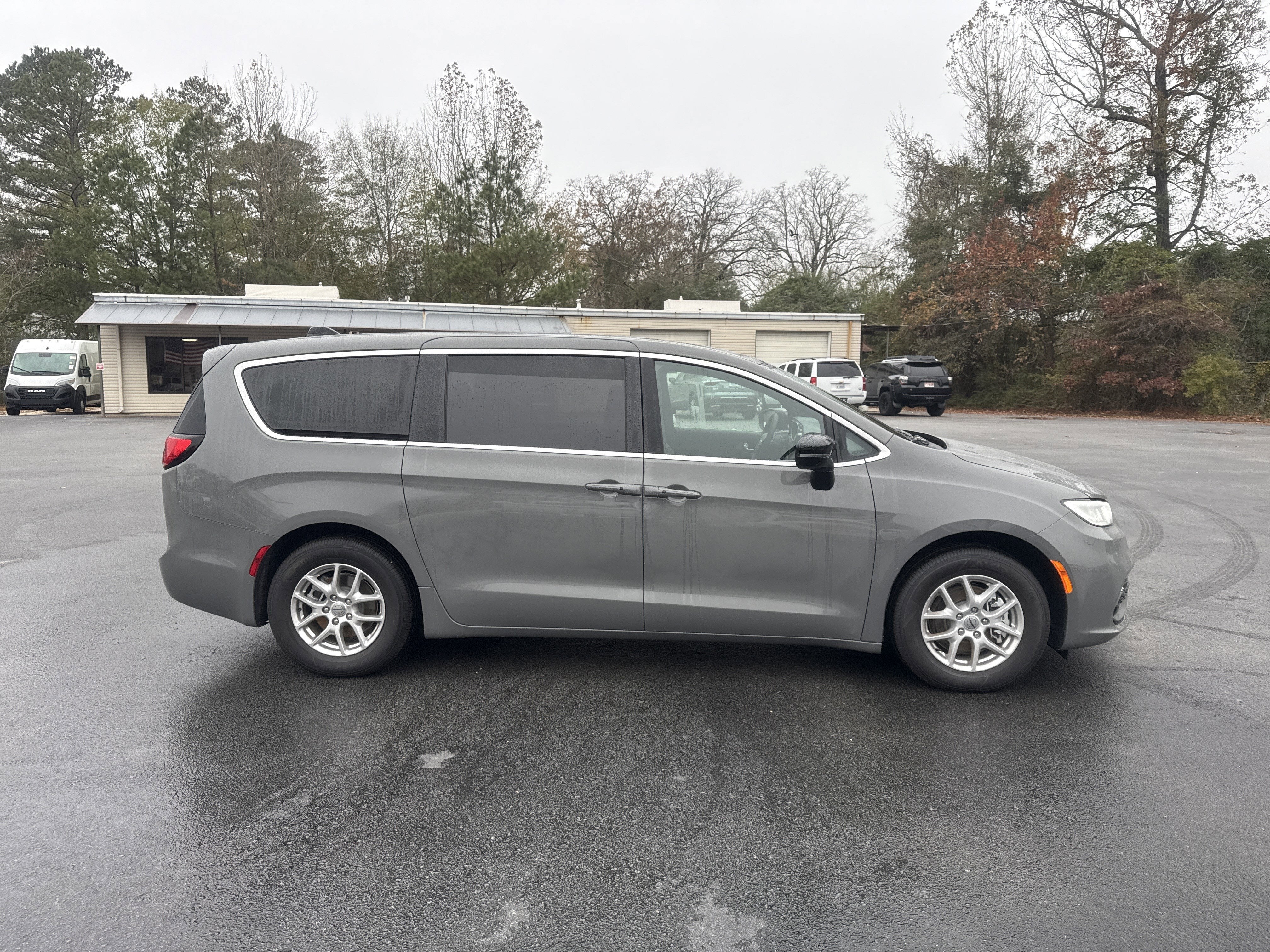 2025 Chrysler Pacifica Base