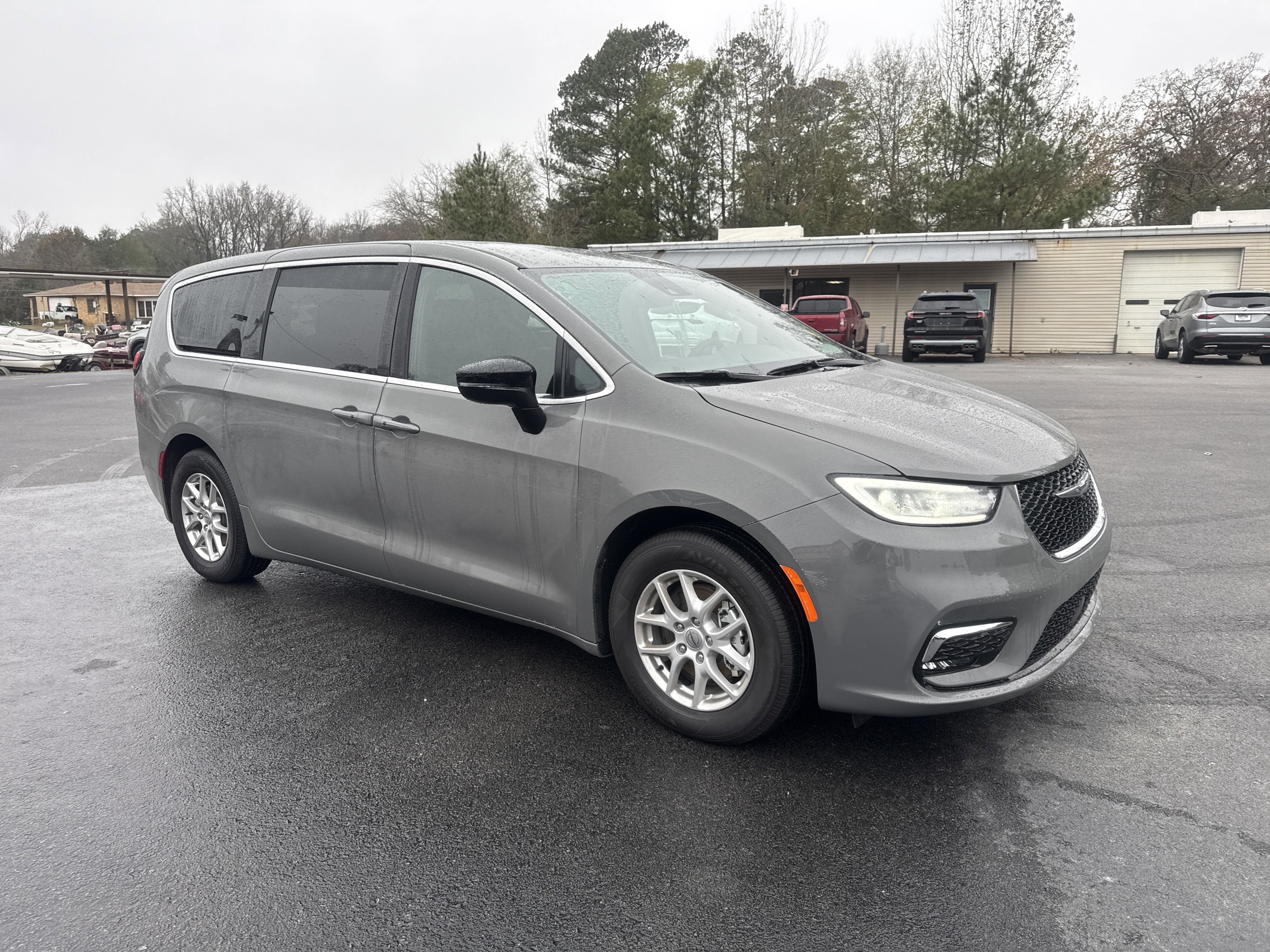 2025 Chrysler Pacifica Base