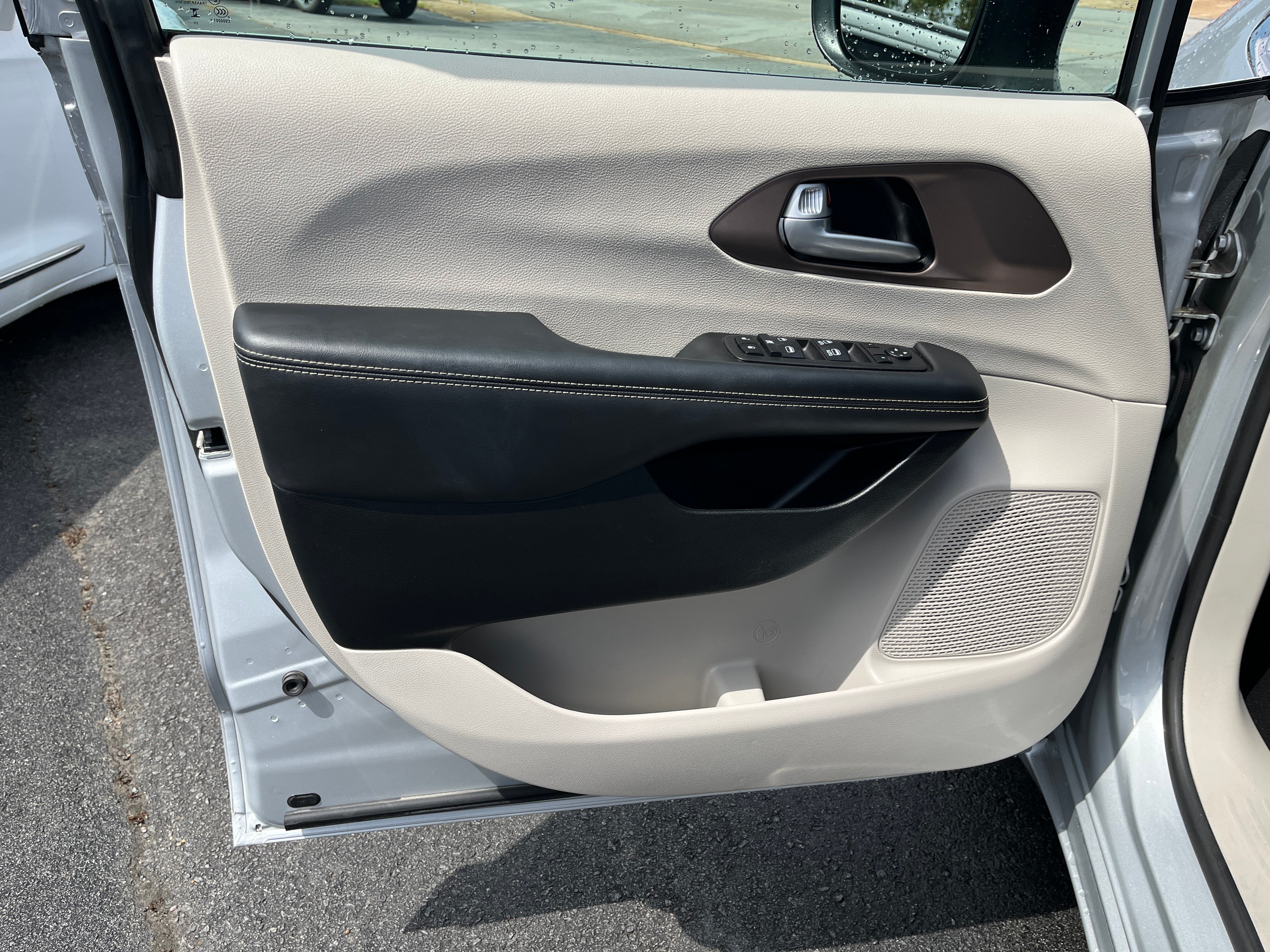 2024 Chrysler Voyager LX