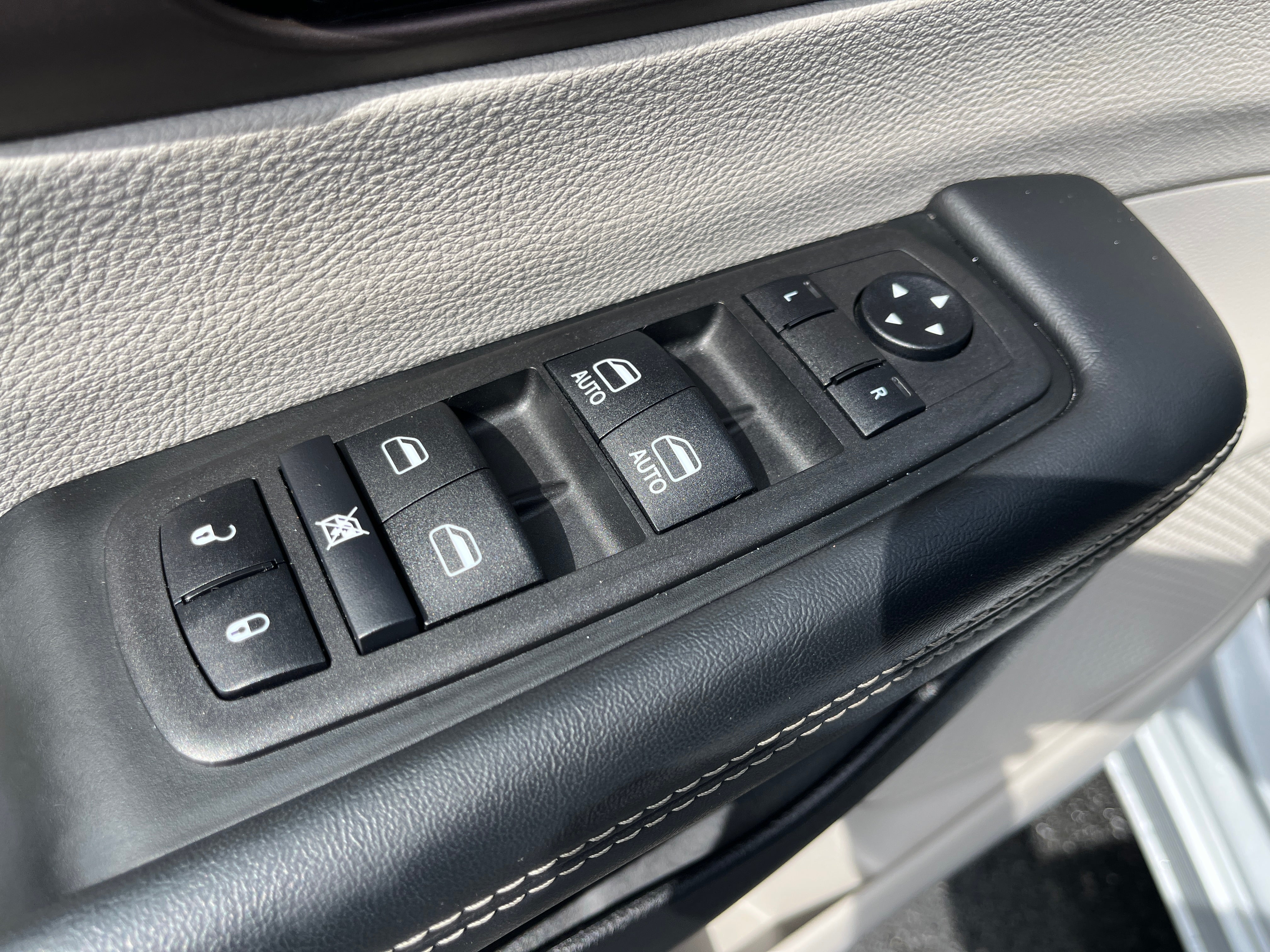 2024 Chrysler Voyager LX