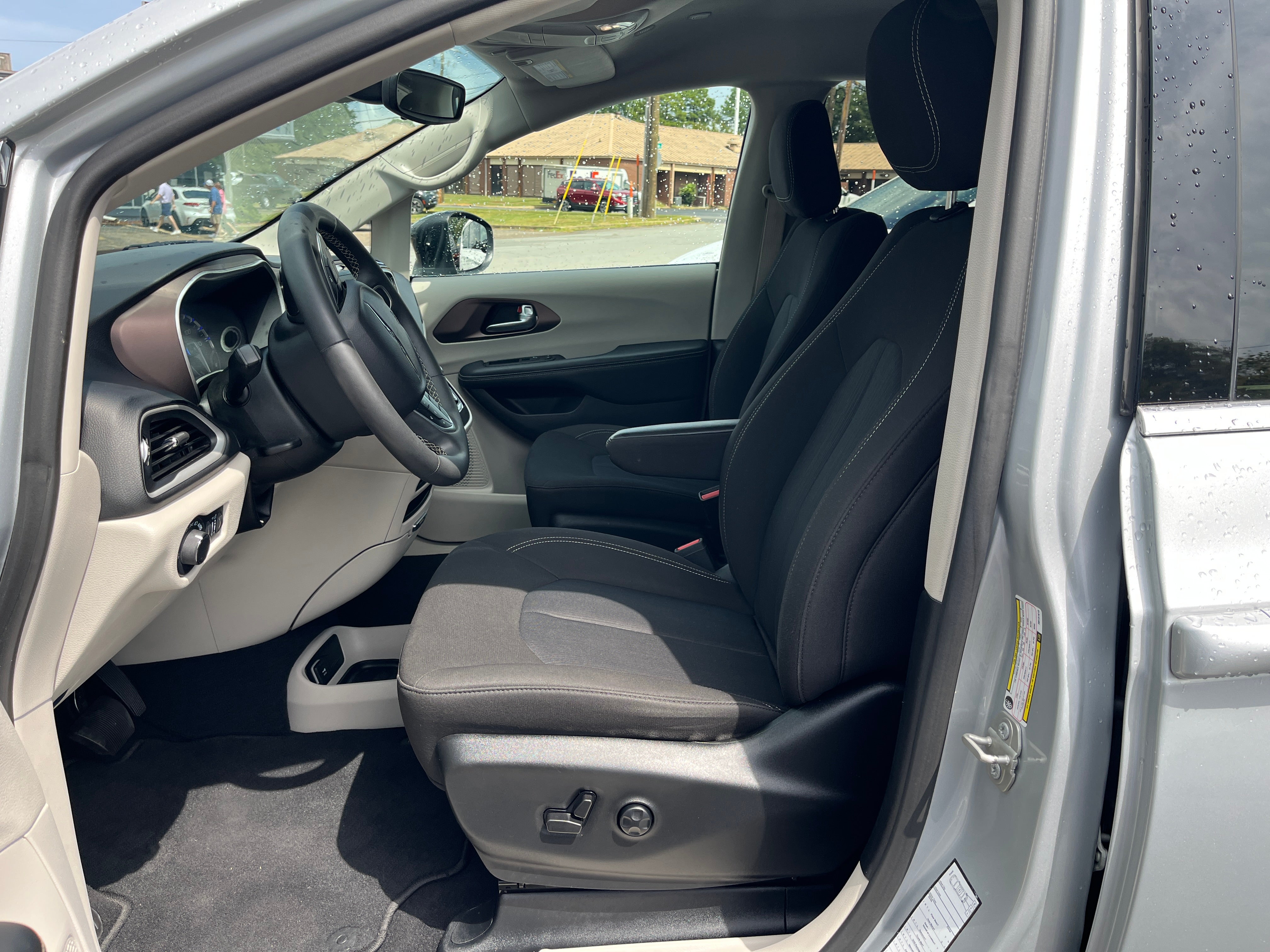 2024 Chrysler Voyager LX