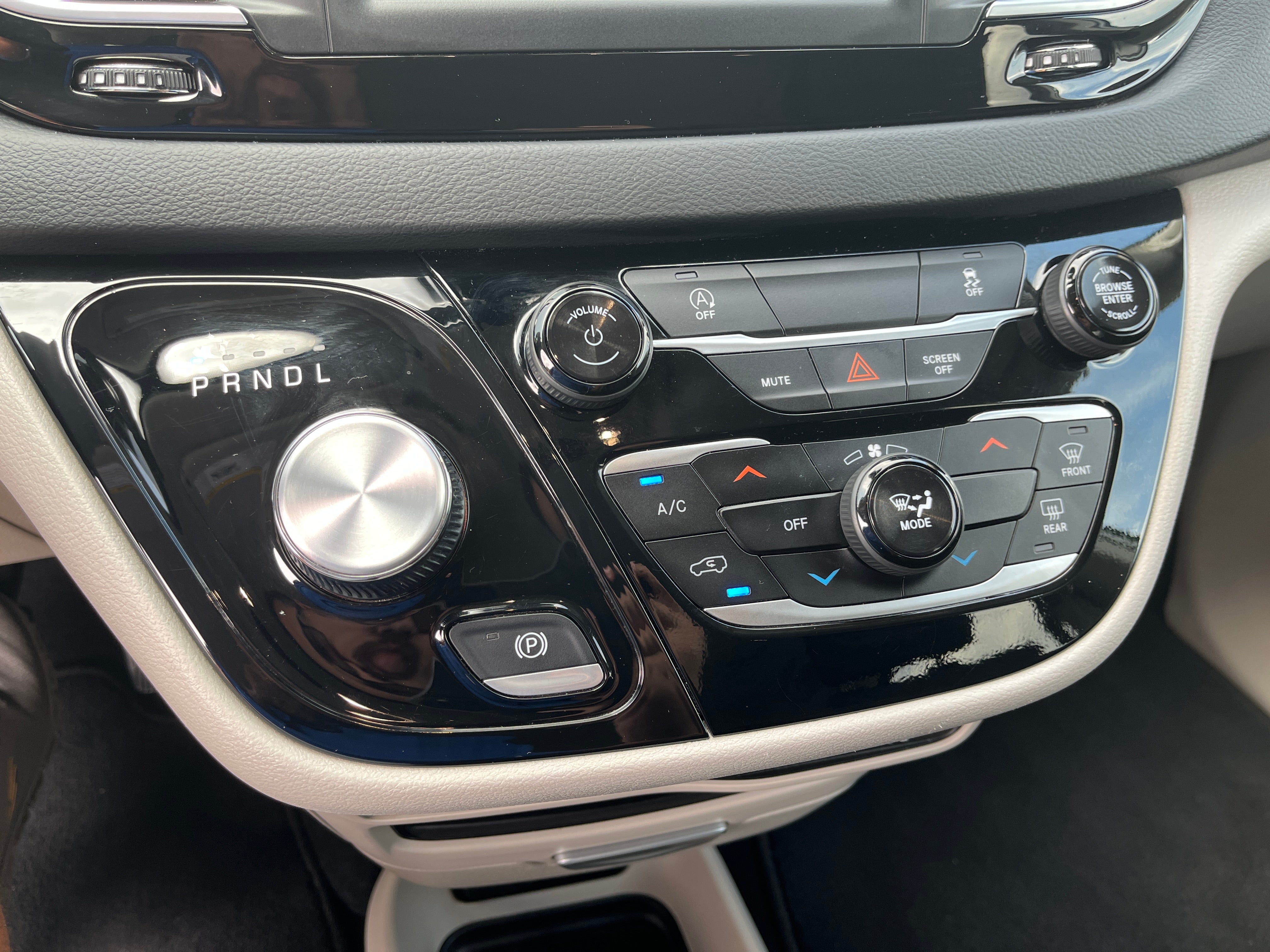 2024 Chrysler Voyager LX