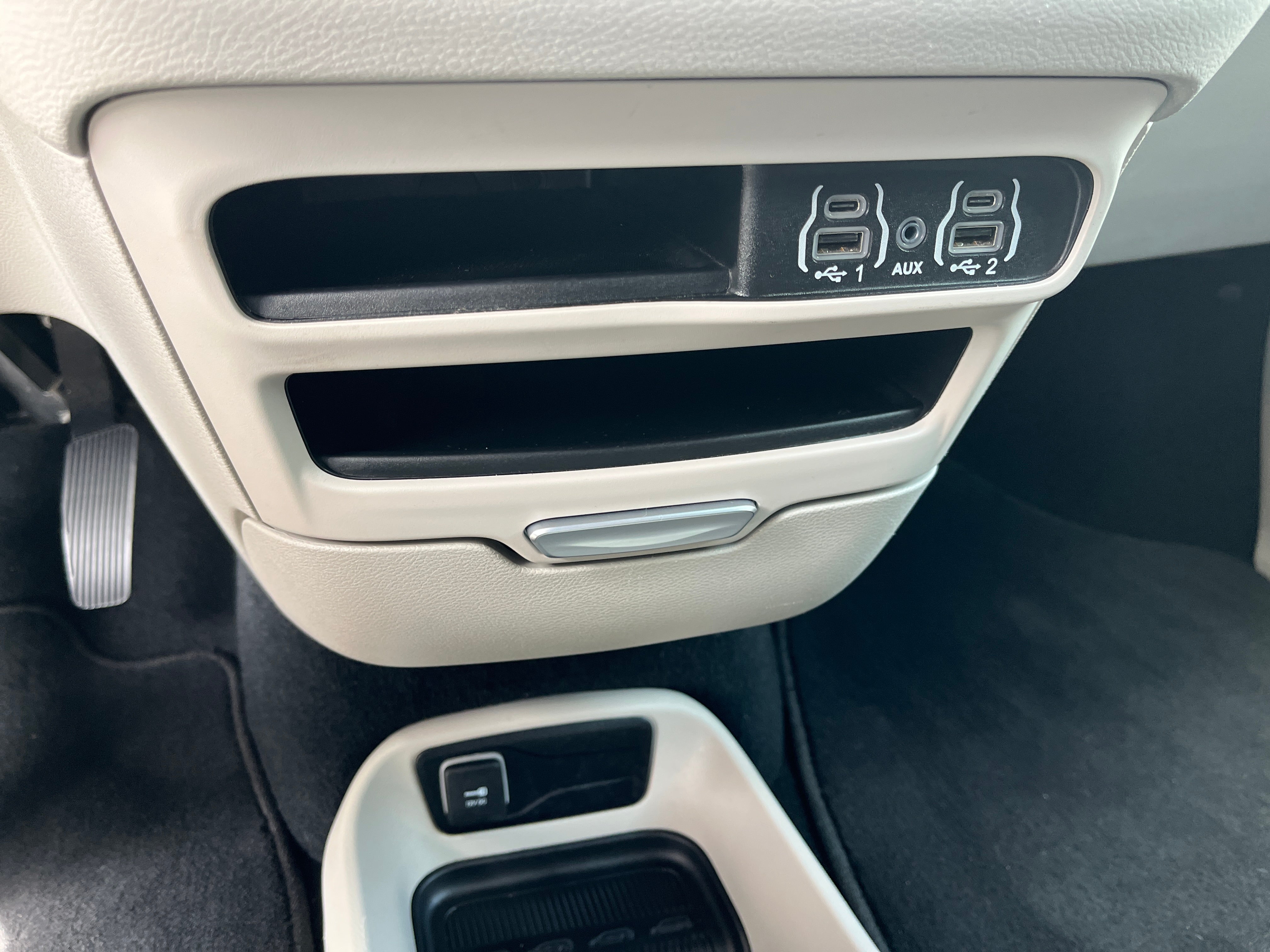 2024 Chrysler Voyager LX