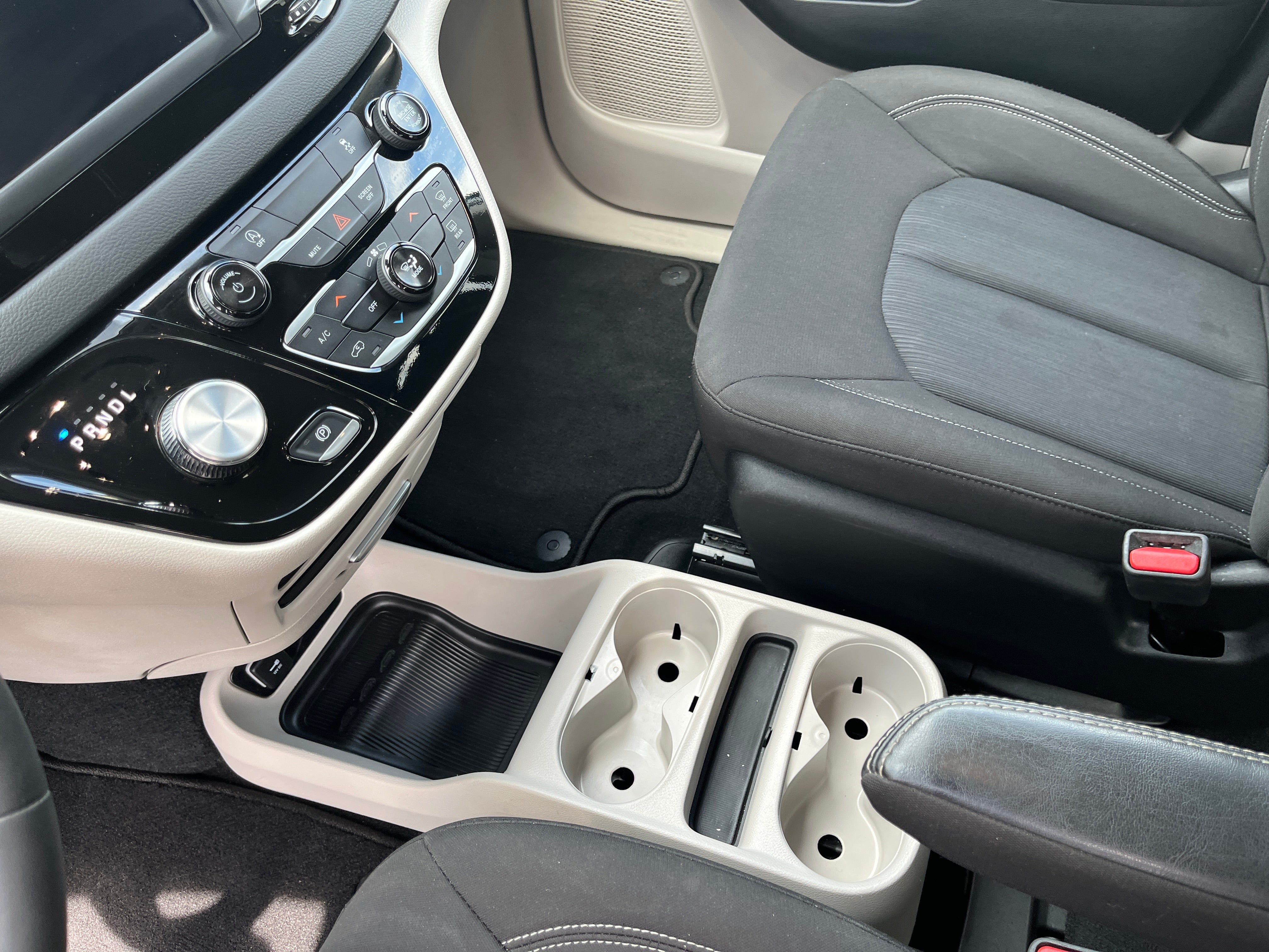 2024 Chrysler Voyager LX