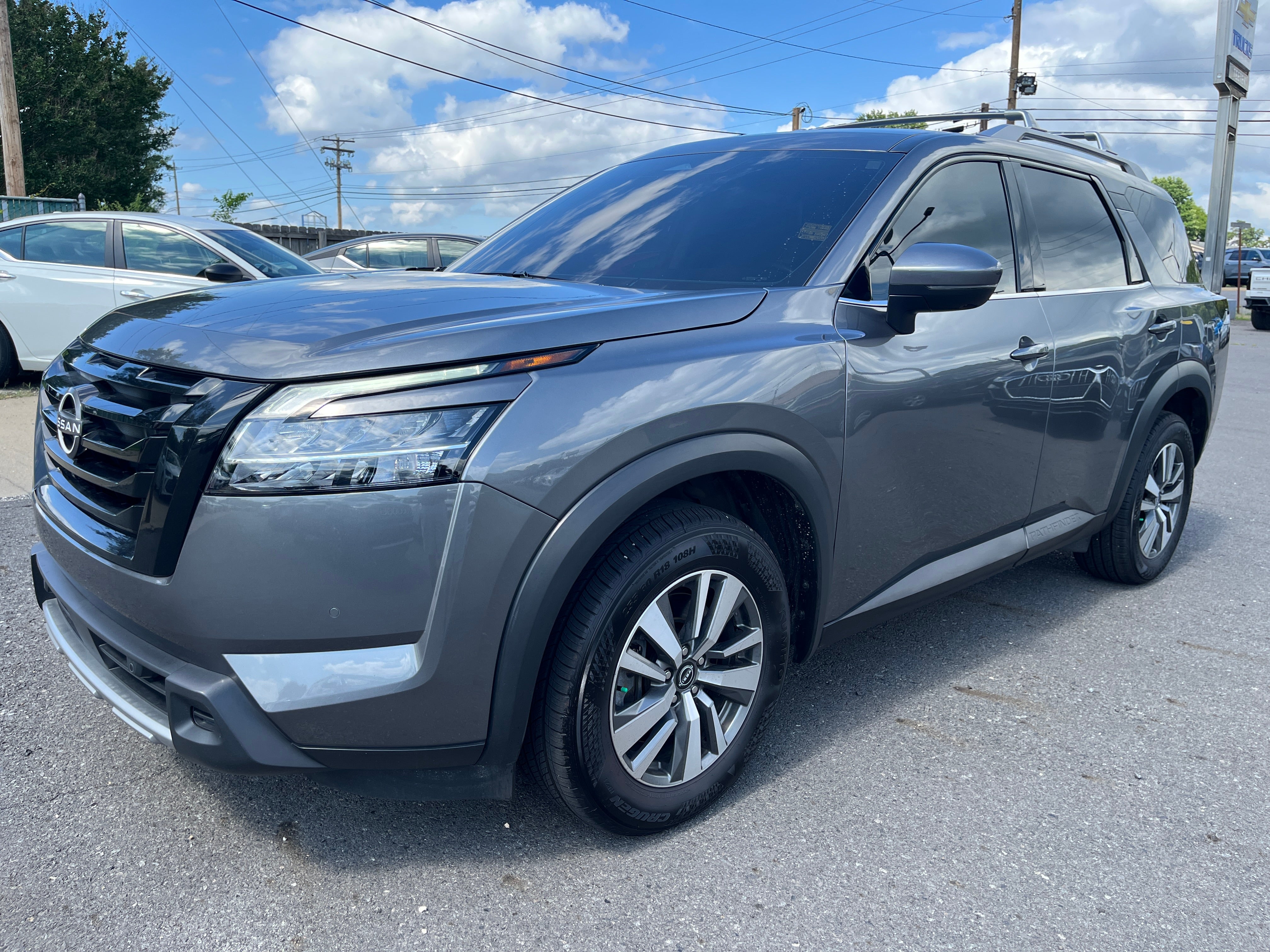 2023 Nissan Pathfinder SL