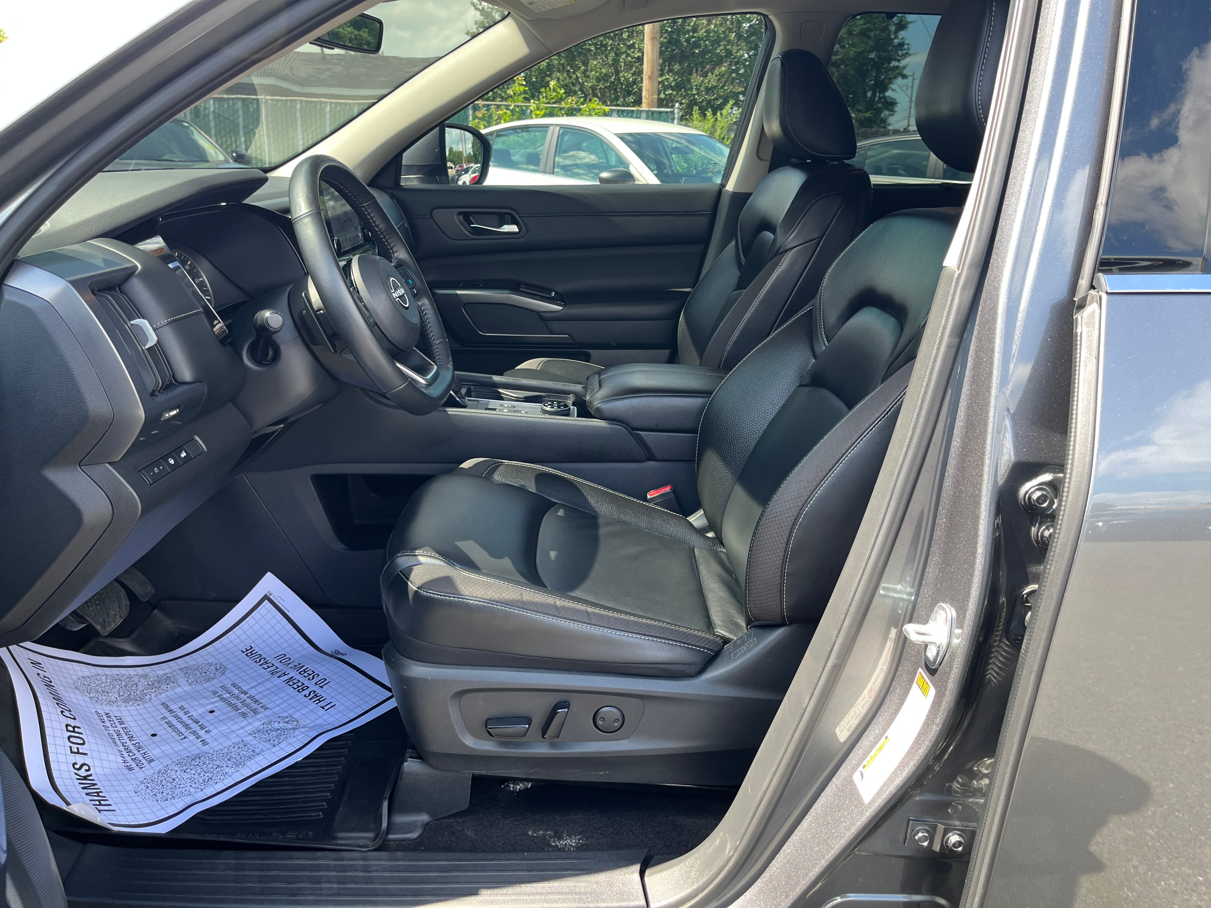2023 Nissan Pathfinder SL