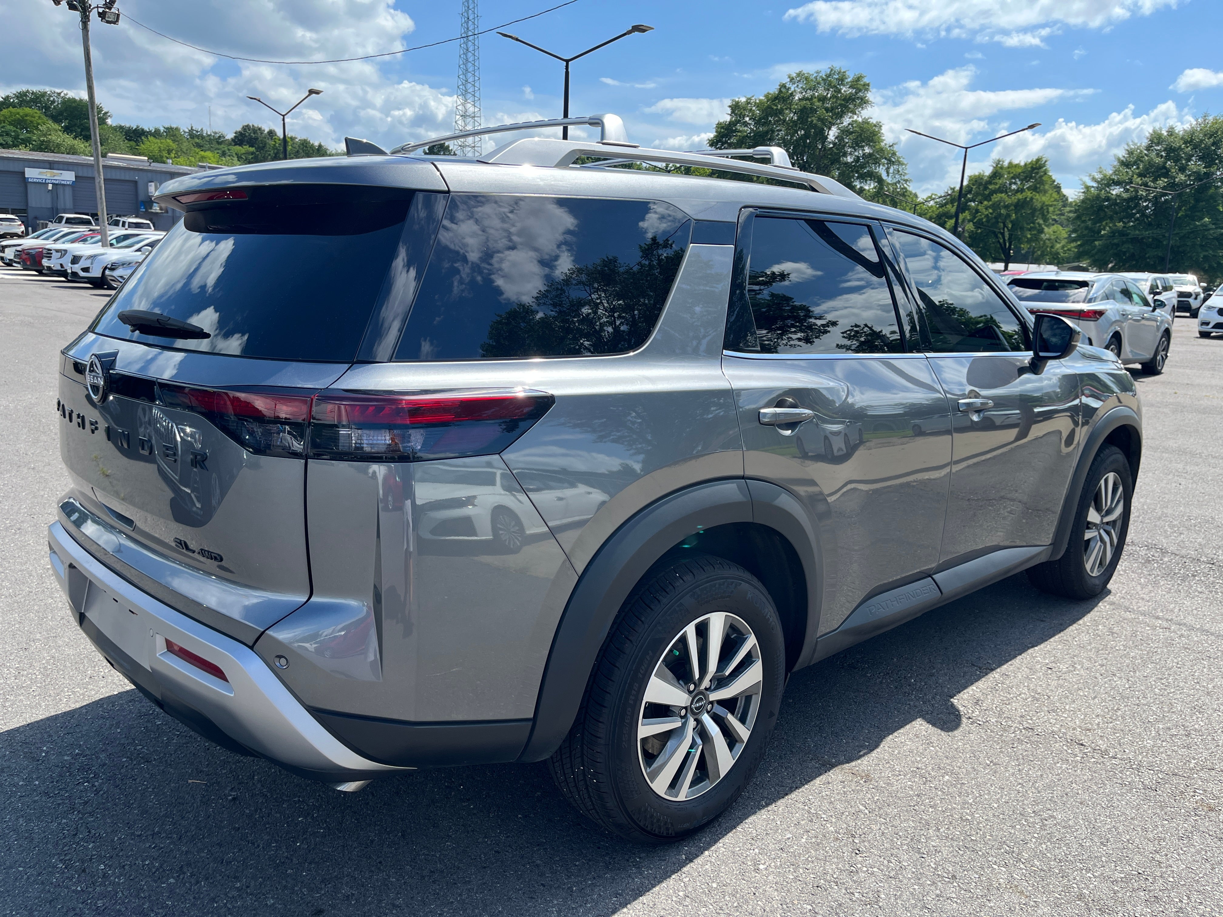 2023 Nissan Pathfinder SL