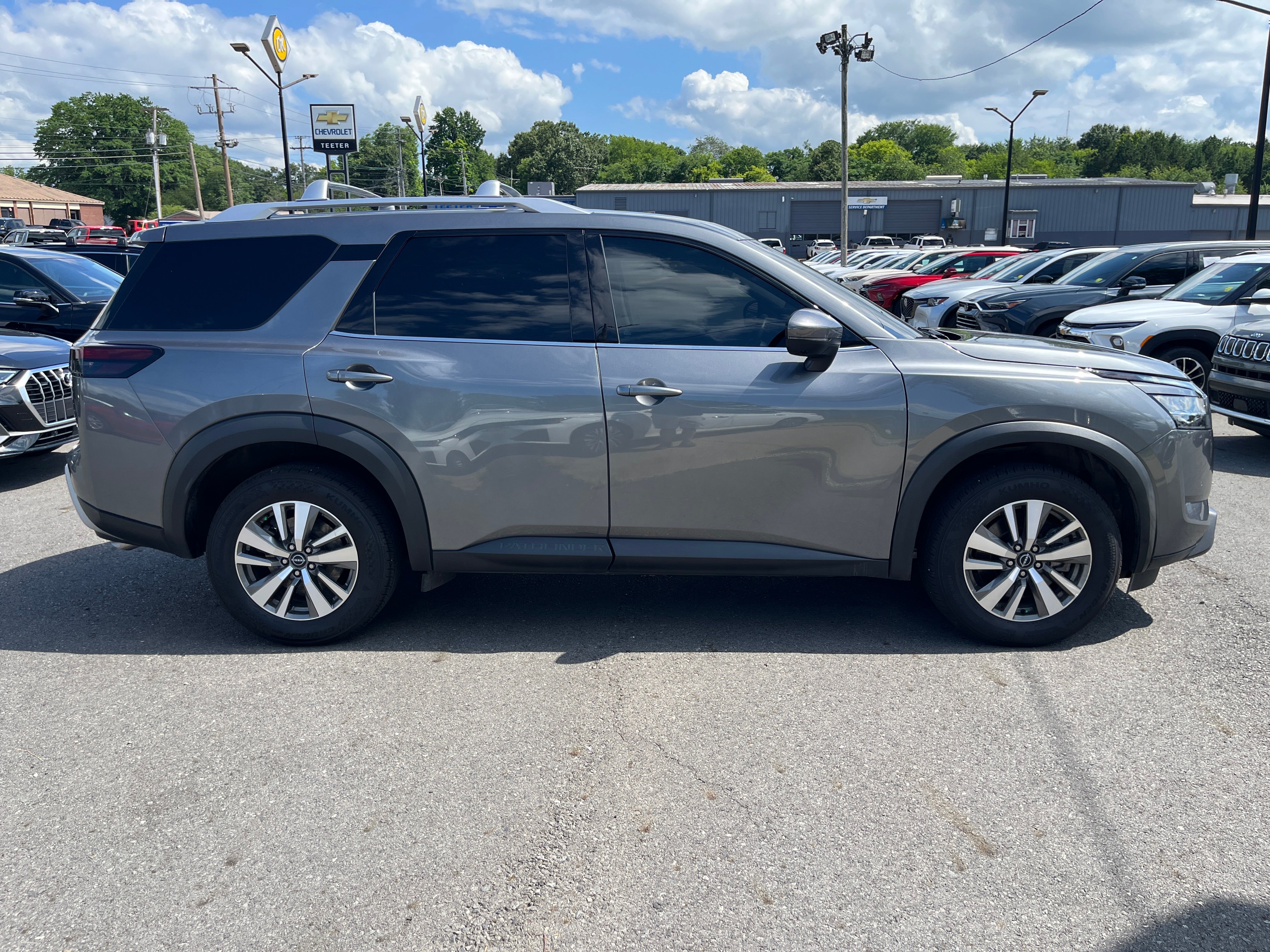 2023 Nissan Pathfinder SL