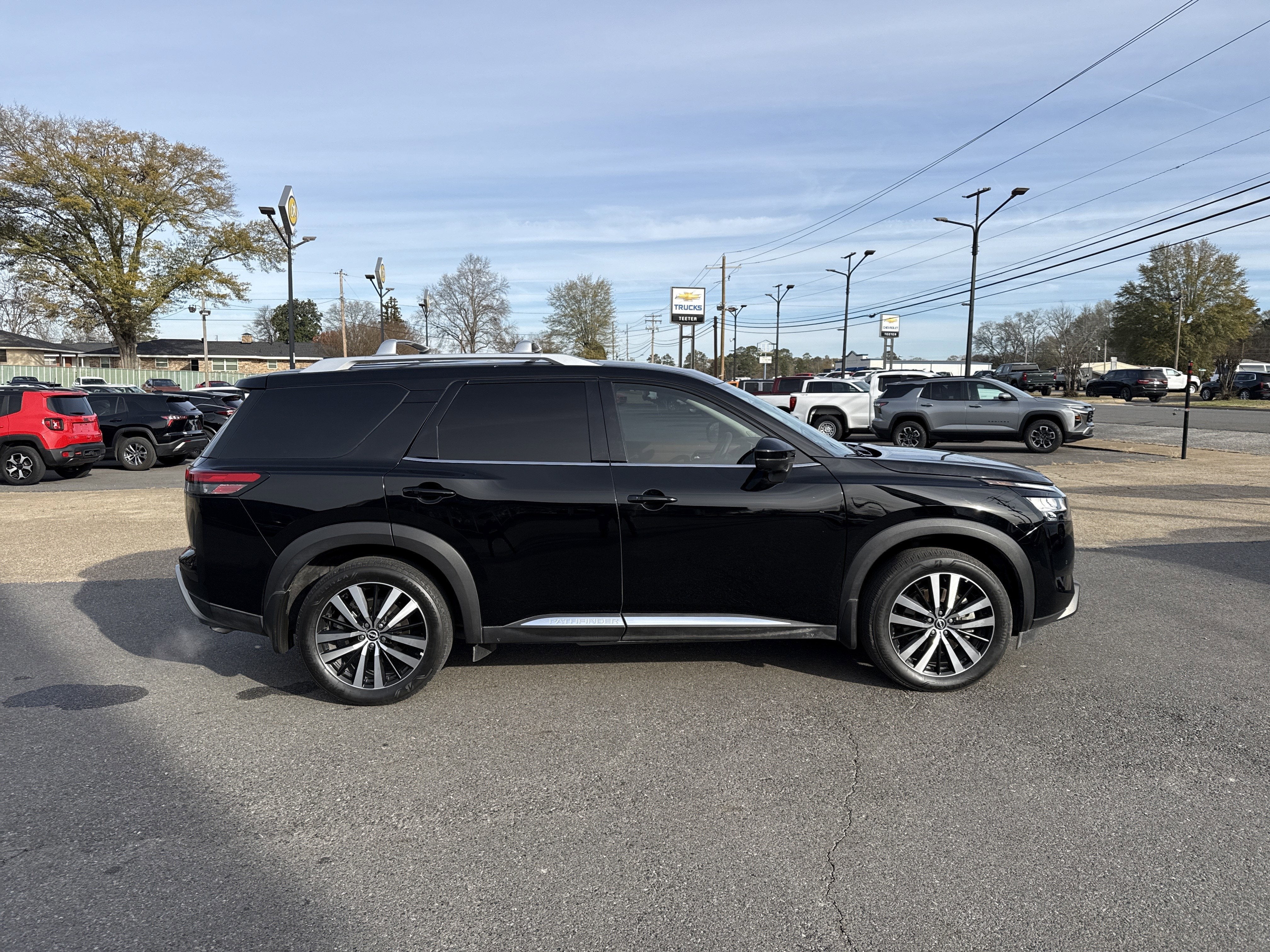 2023 Nissan Pathfinder Base