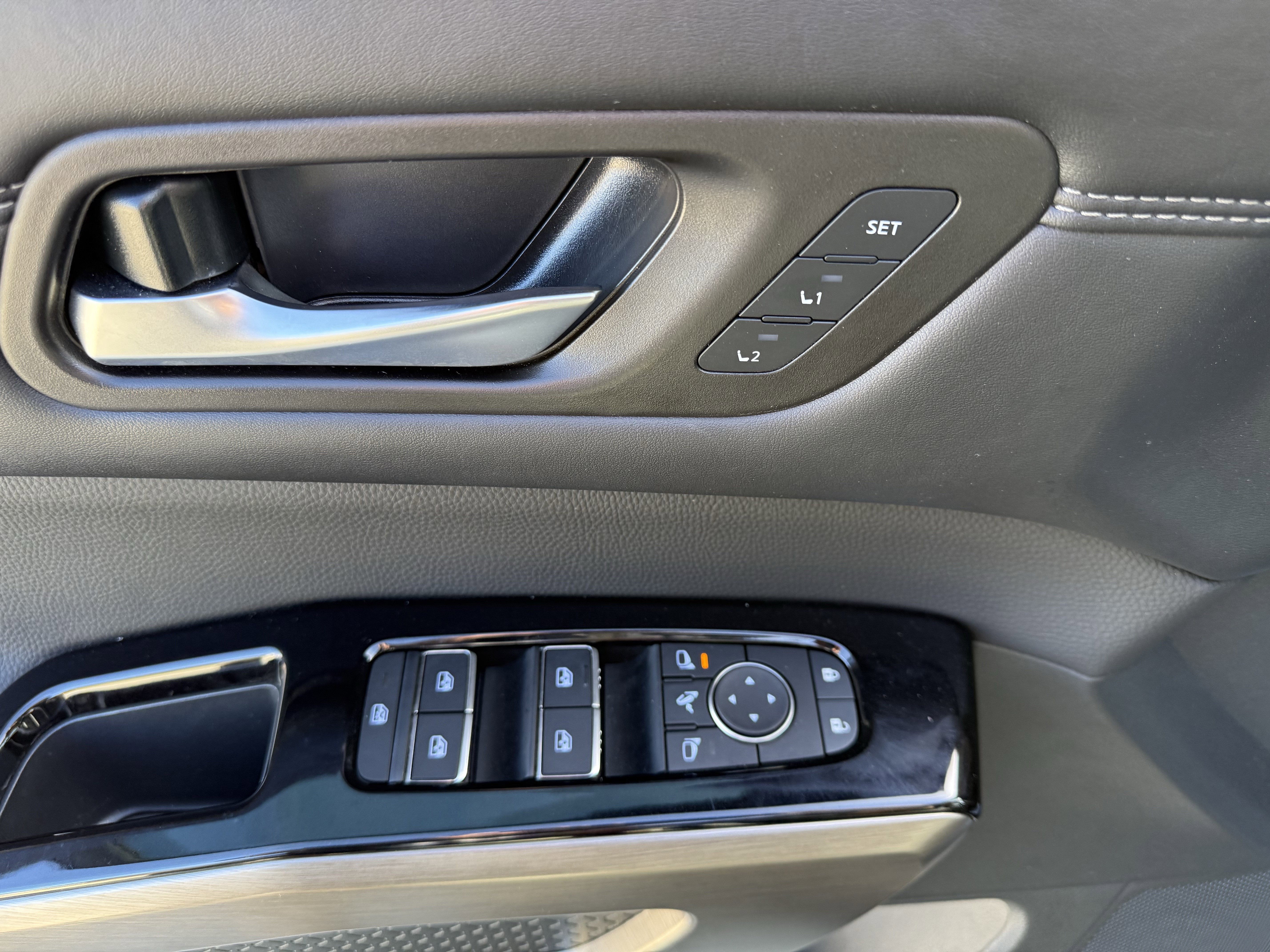 2025 Nissan Pathfinder Base