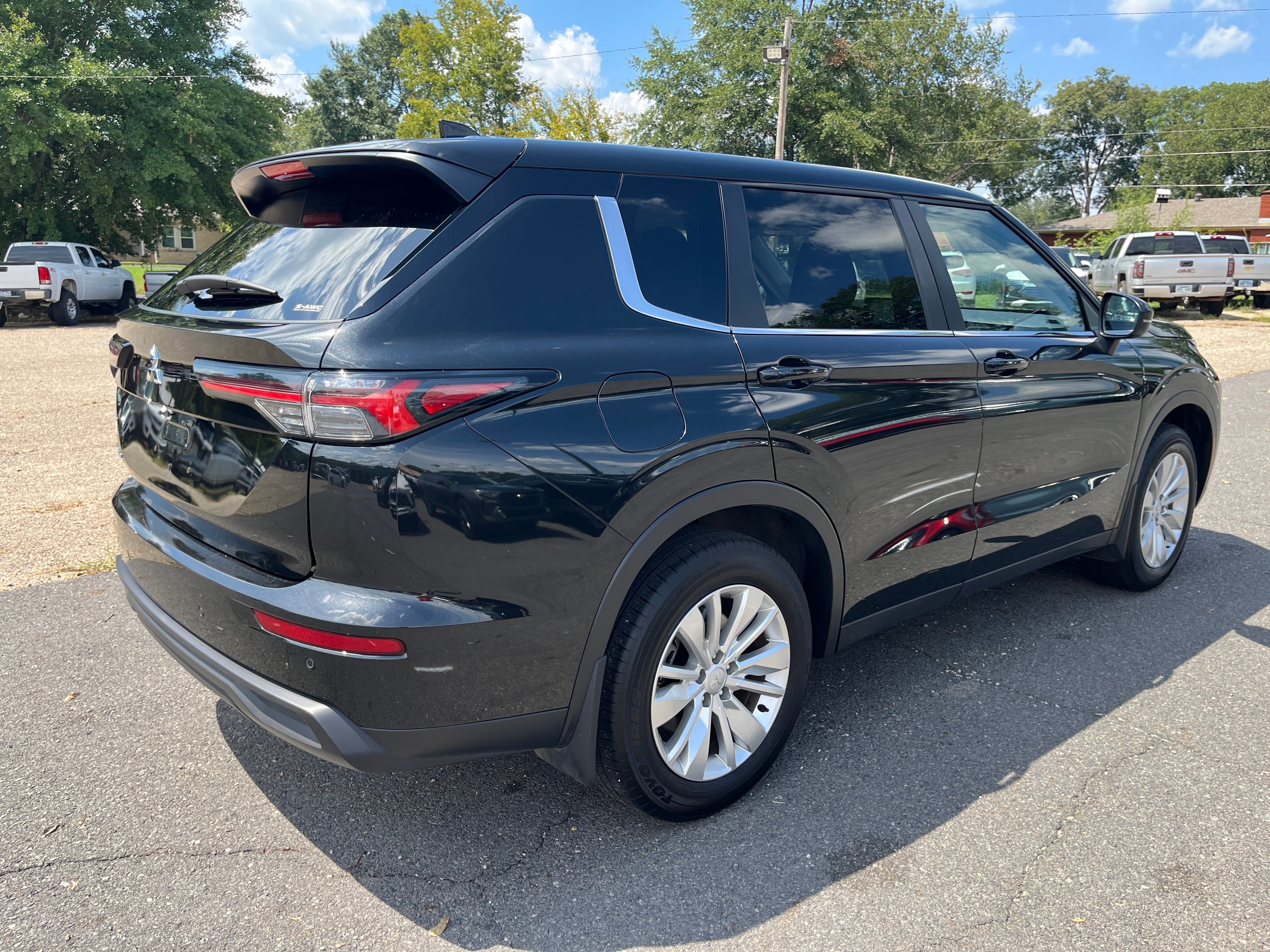 2025 Mitsubishi Outlander ES