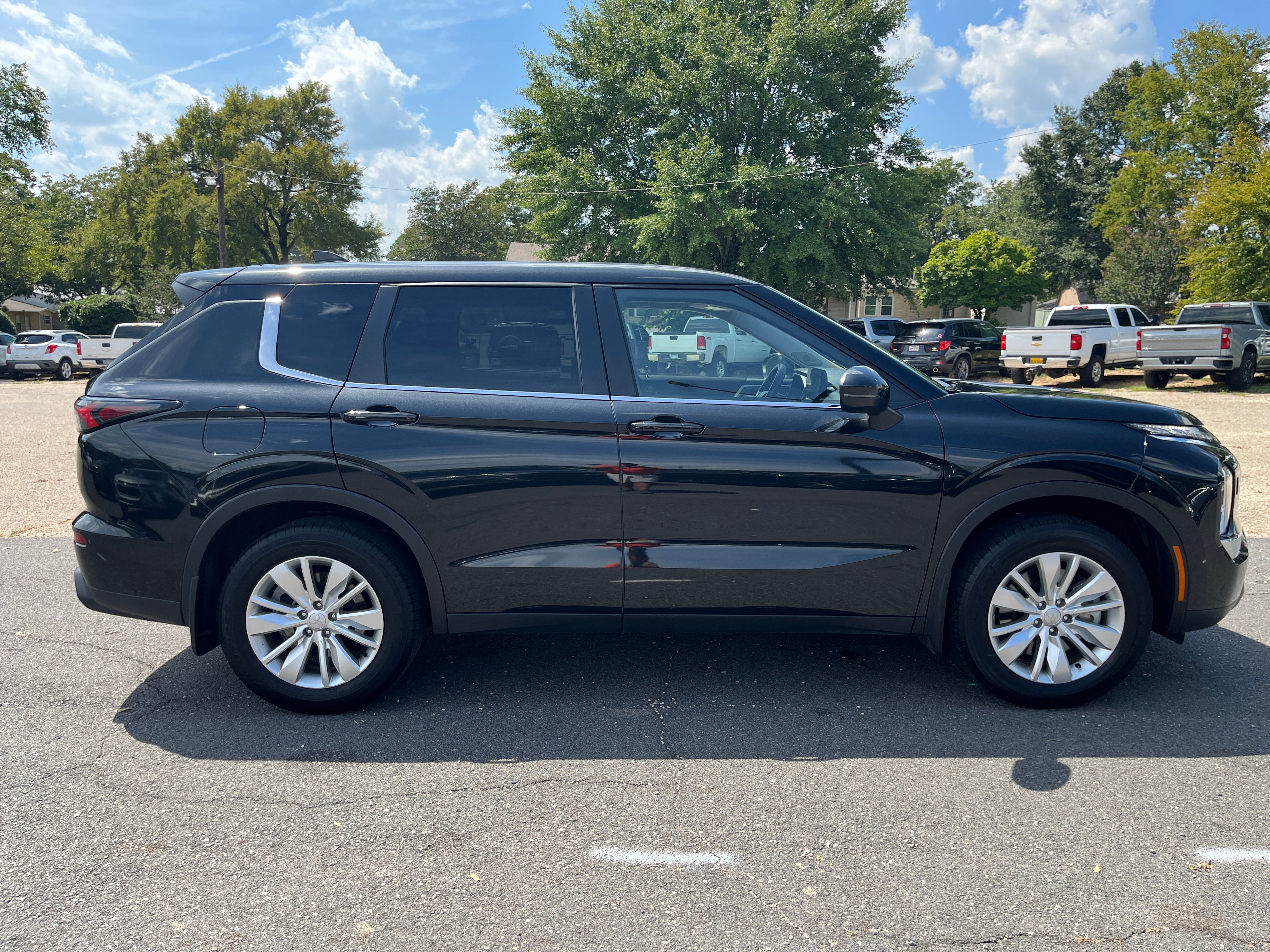2025 Mitsubishi Outlander ES