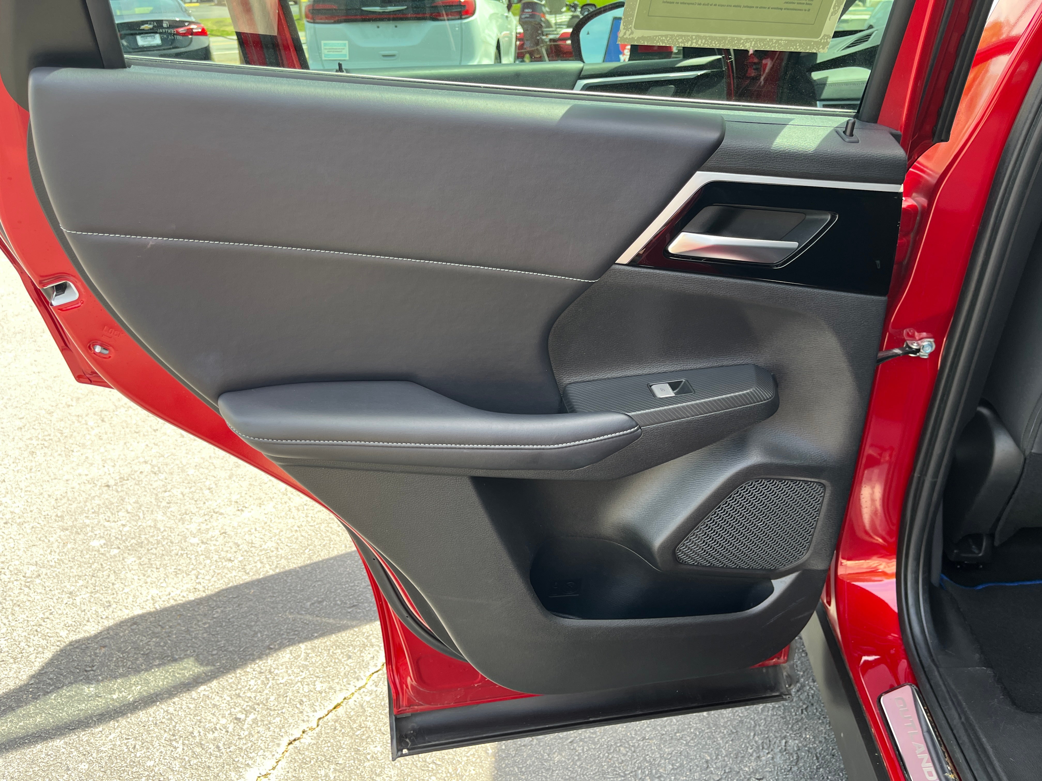 2023 Mitsubishi Outlander PHEV SE