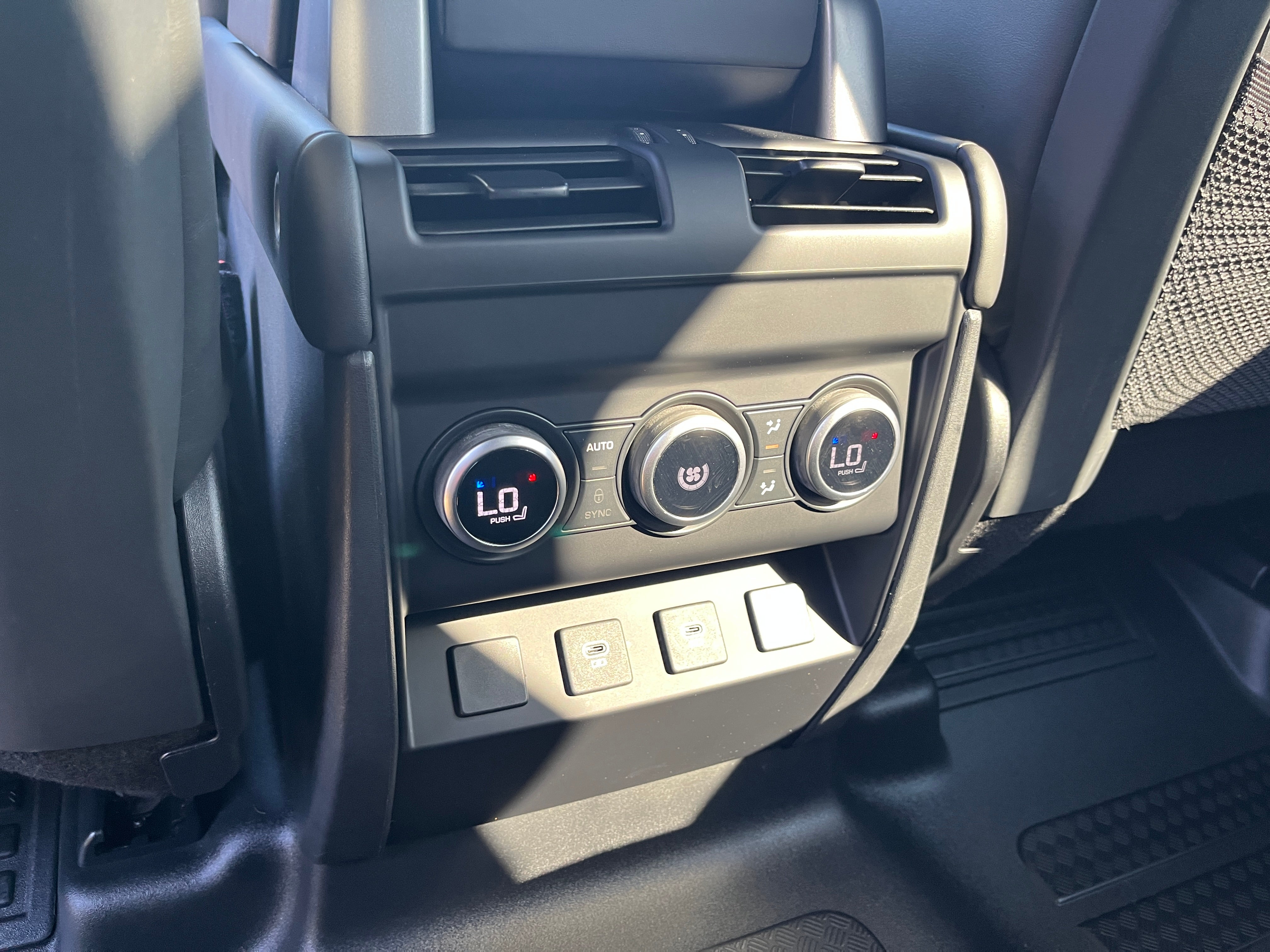 2024 Land Rover Defender X-Dynamic SE