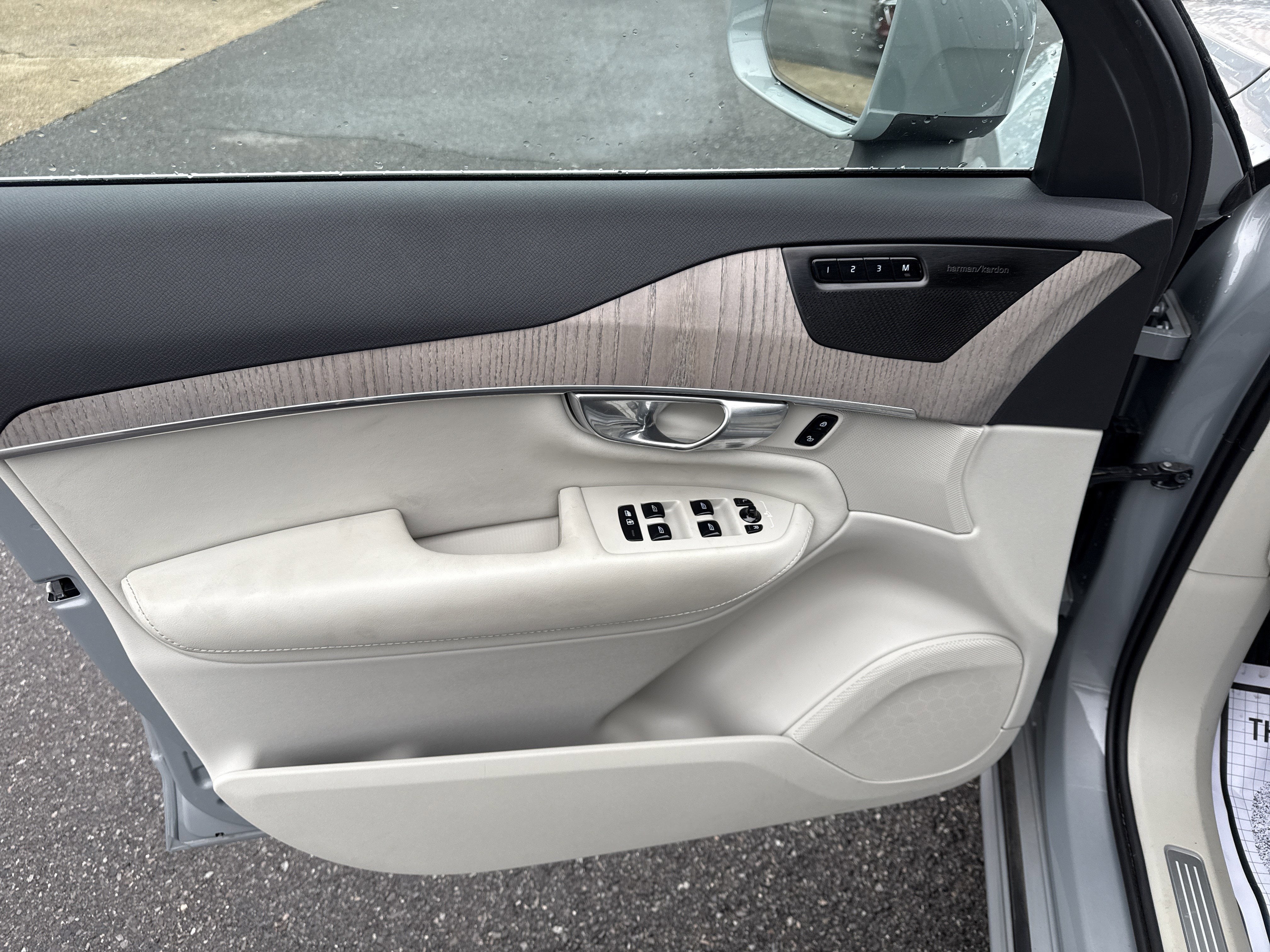 2024 Volvo XC90 Plus Bright Theme