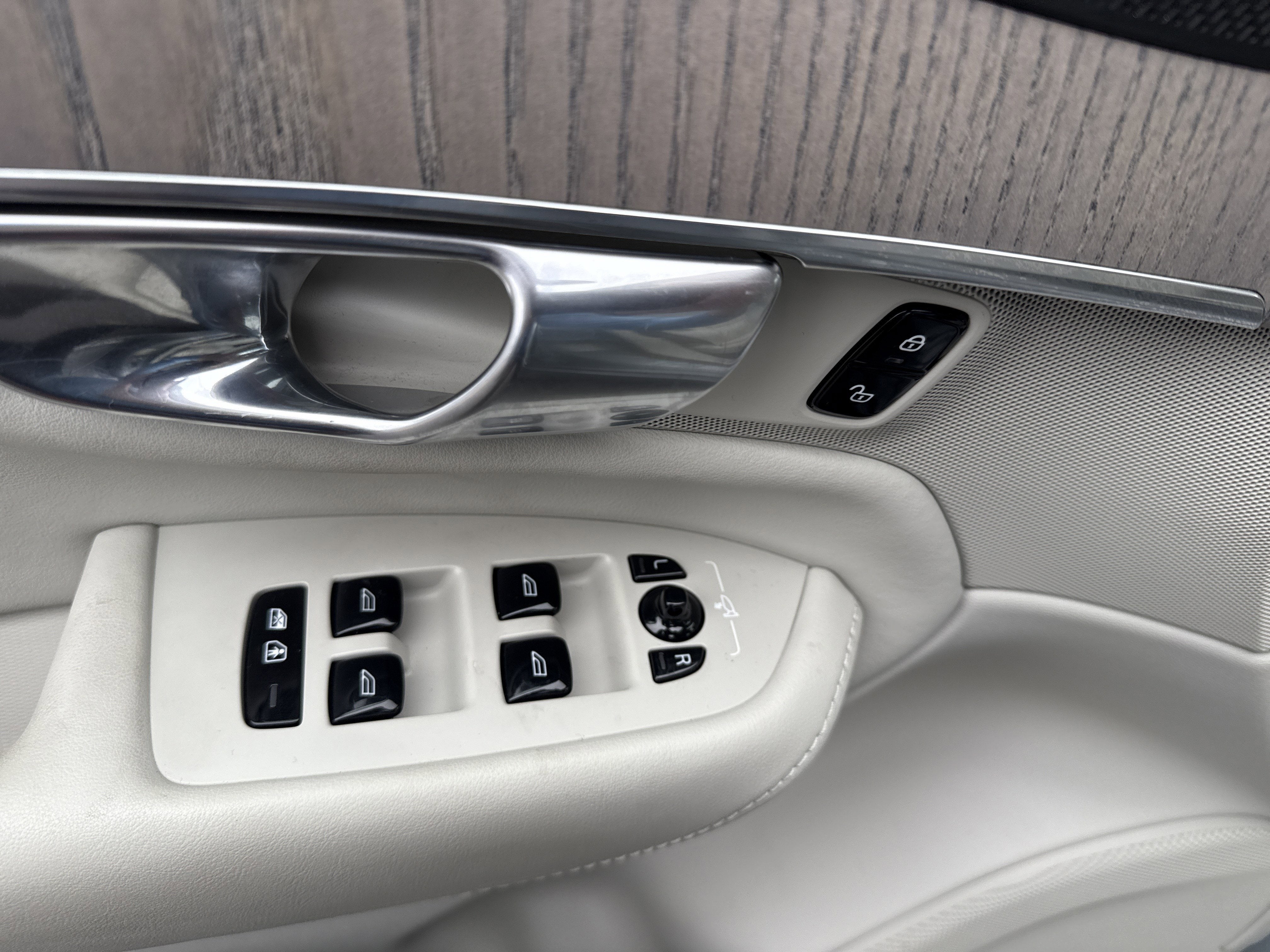 2024 Volvo XC90 Plus Bright Theme