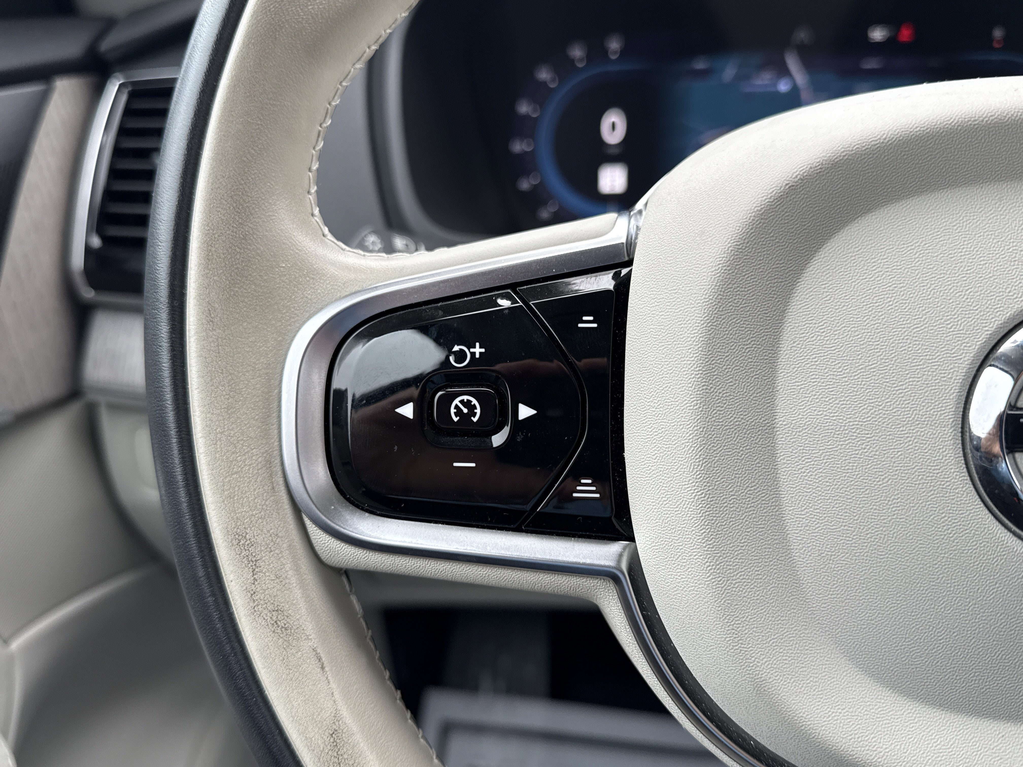 2024 Volvo XC90 Plus Bright Theme