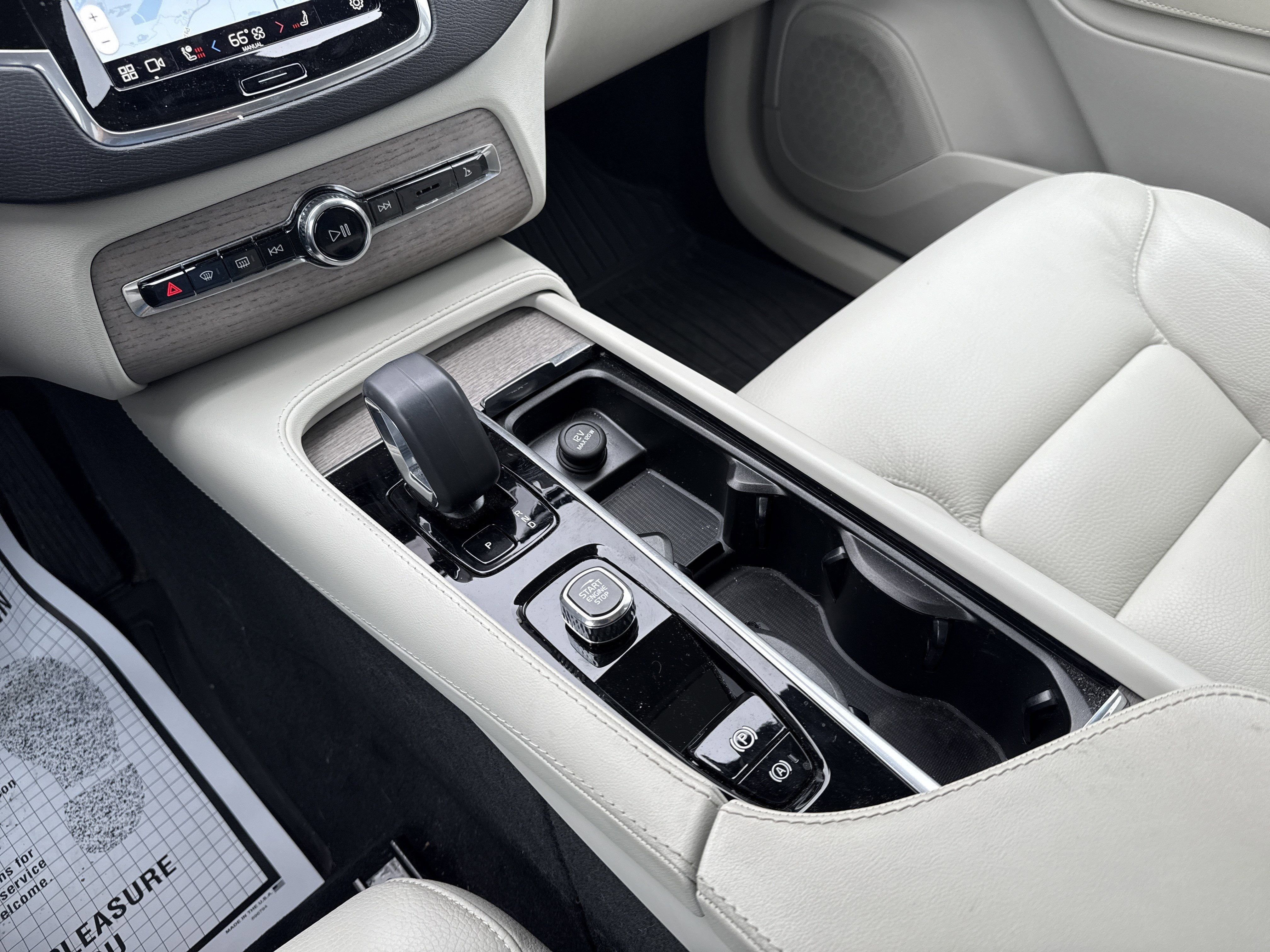 2024 Volvo XC90 Plus Bright Theme