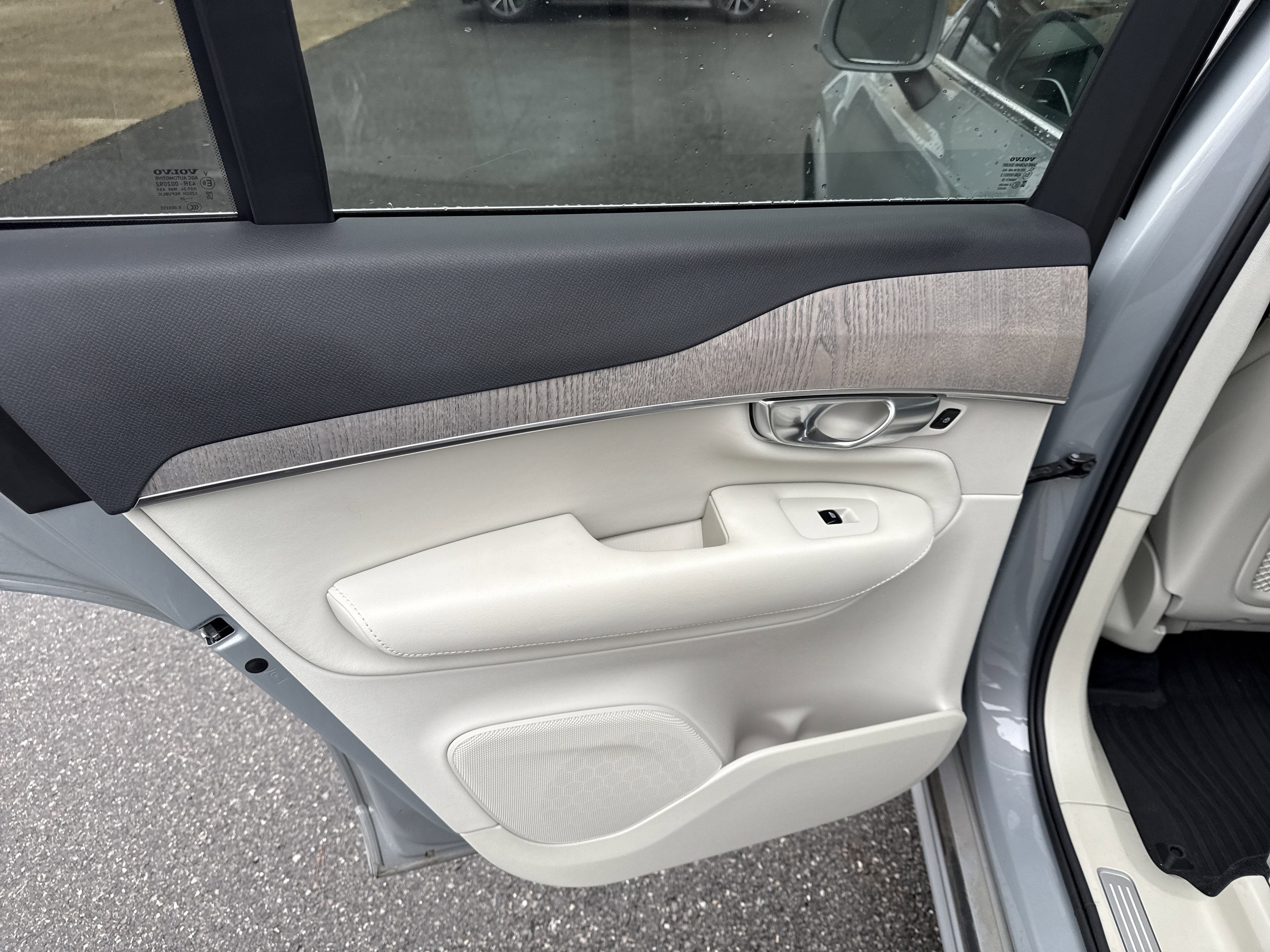 2024 Volvo XC90 Plus Bright Theme