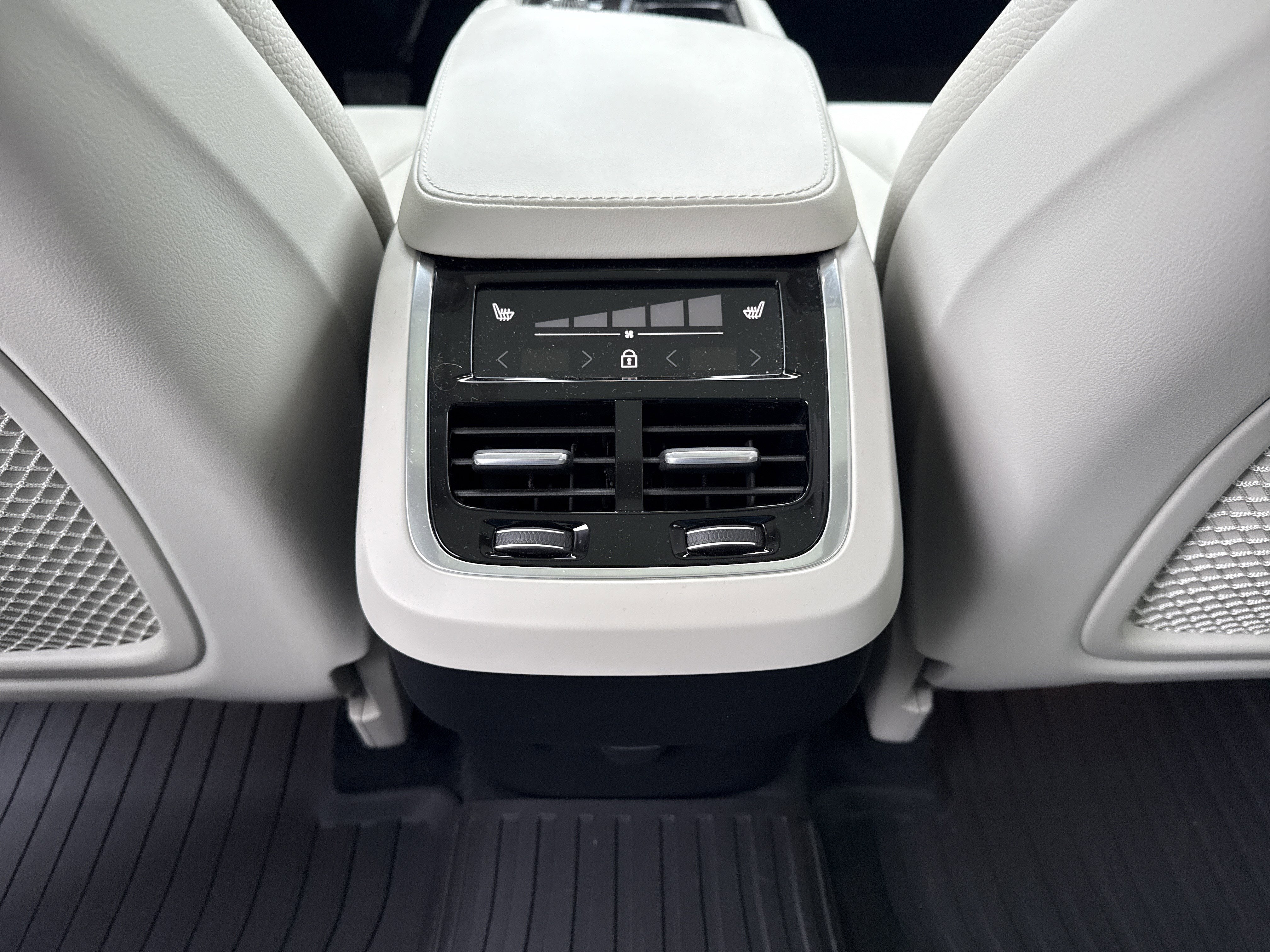 2024 Volvo XC90 Plus Bright Theme