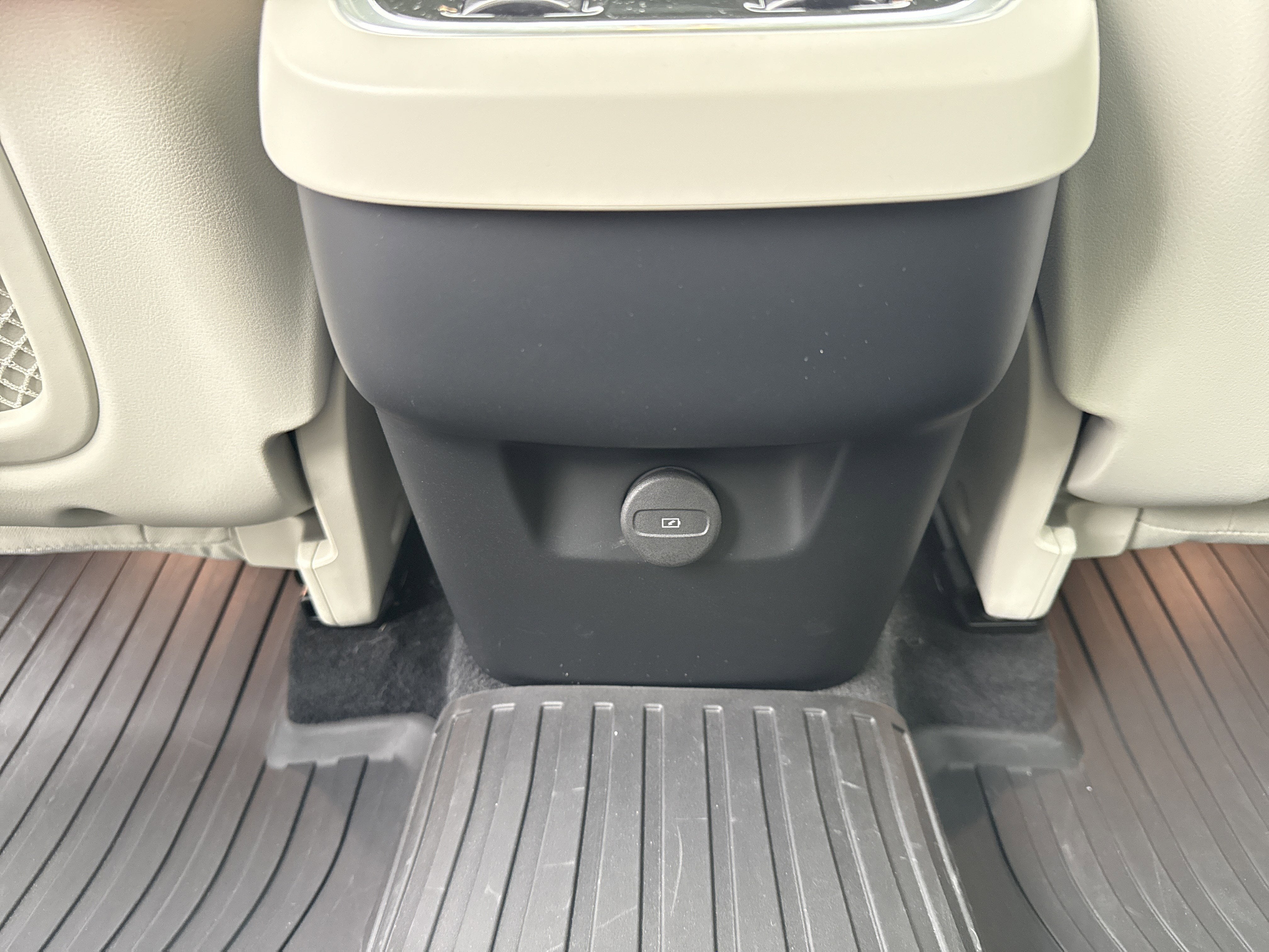 2024 Volvo XC90 Plus Bright Theme