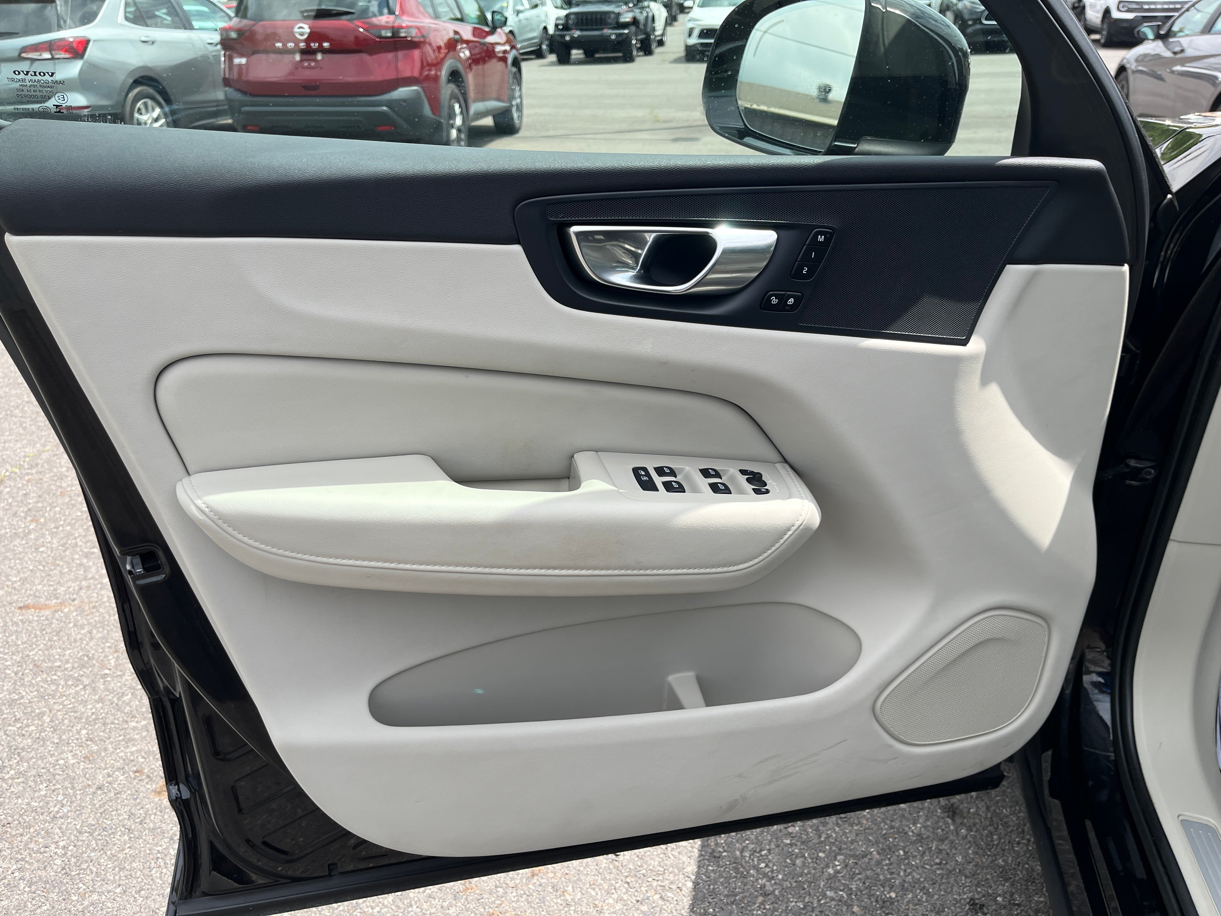 2023 Volvo XC60 Plus Bright Theme