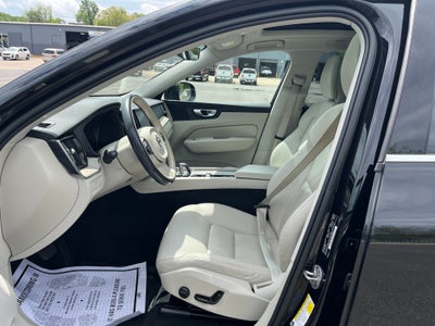 2023 Volvo XC60 Plus Bright Theme