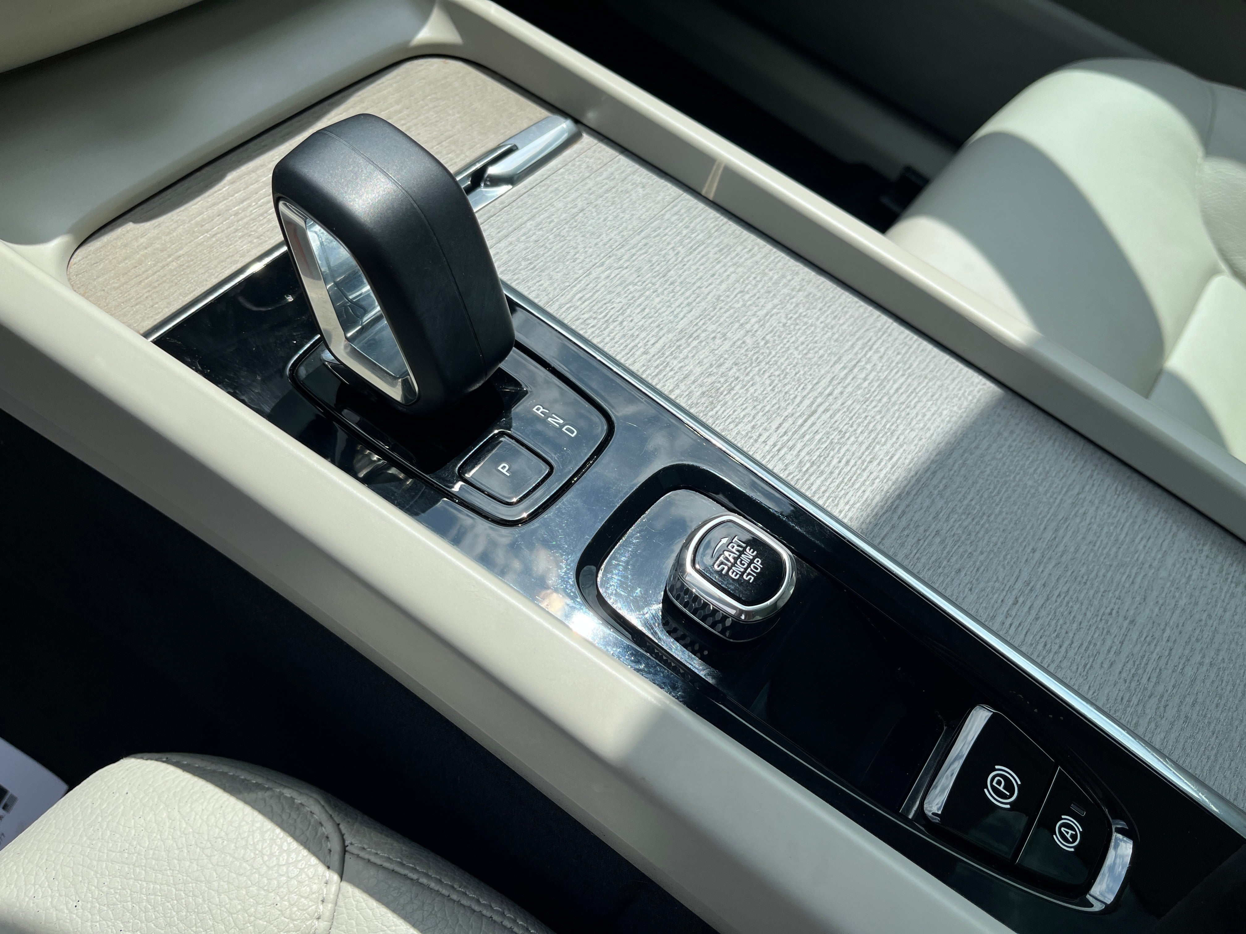 2023 Volvo XC60 Plus Bright Theme