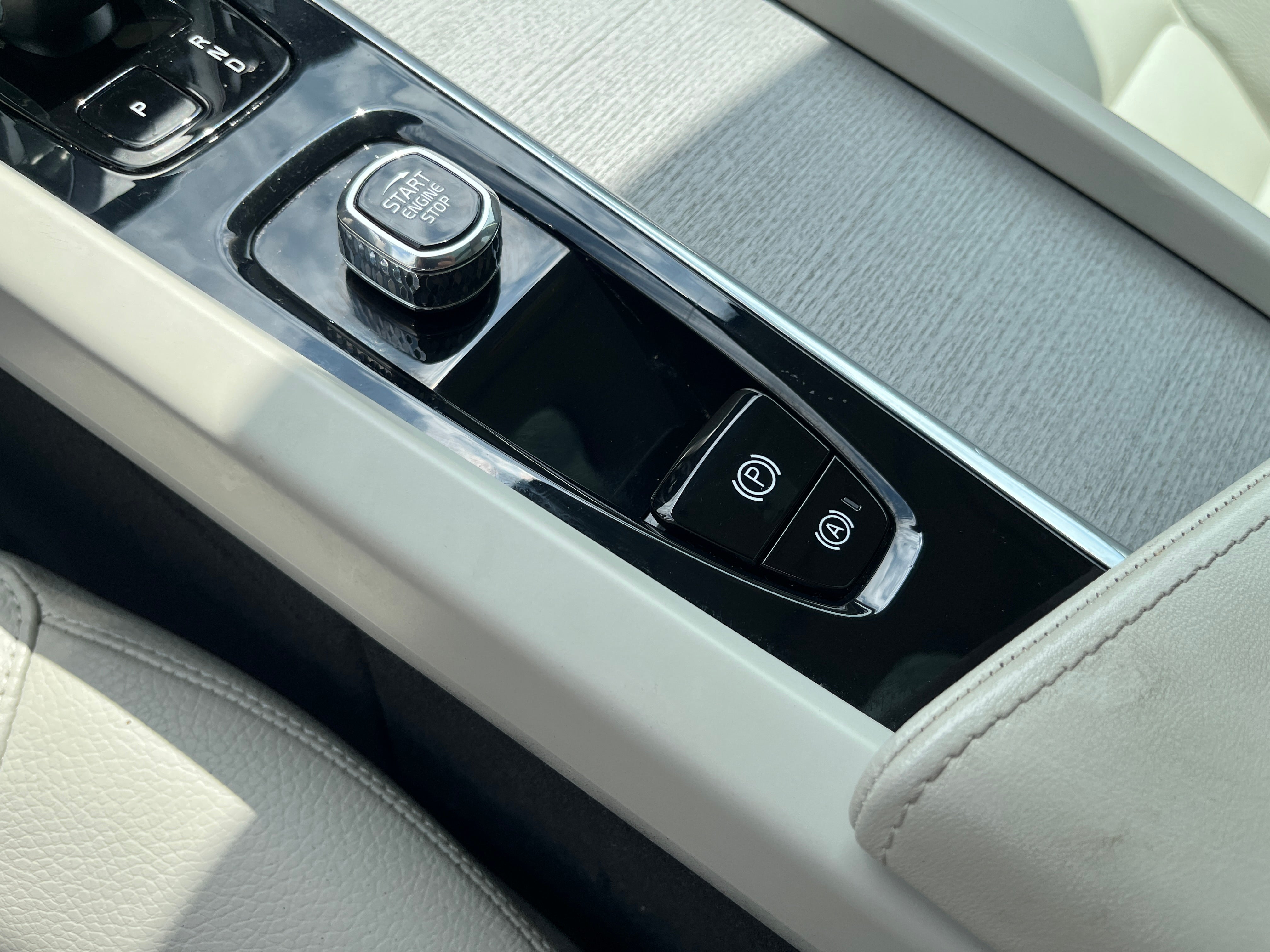 2023 Volvo XC60 Plus Bright Theme