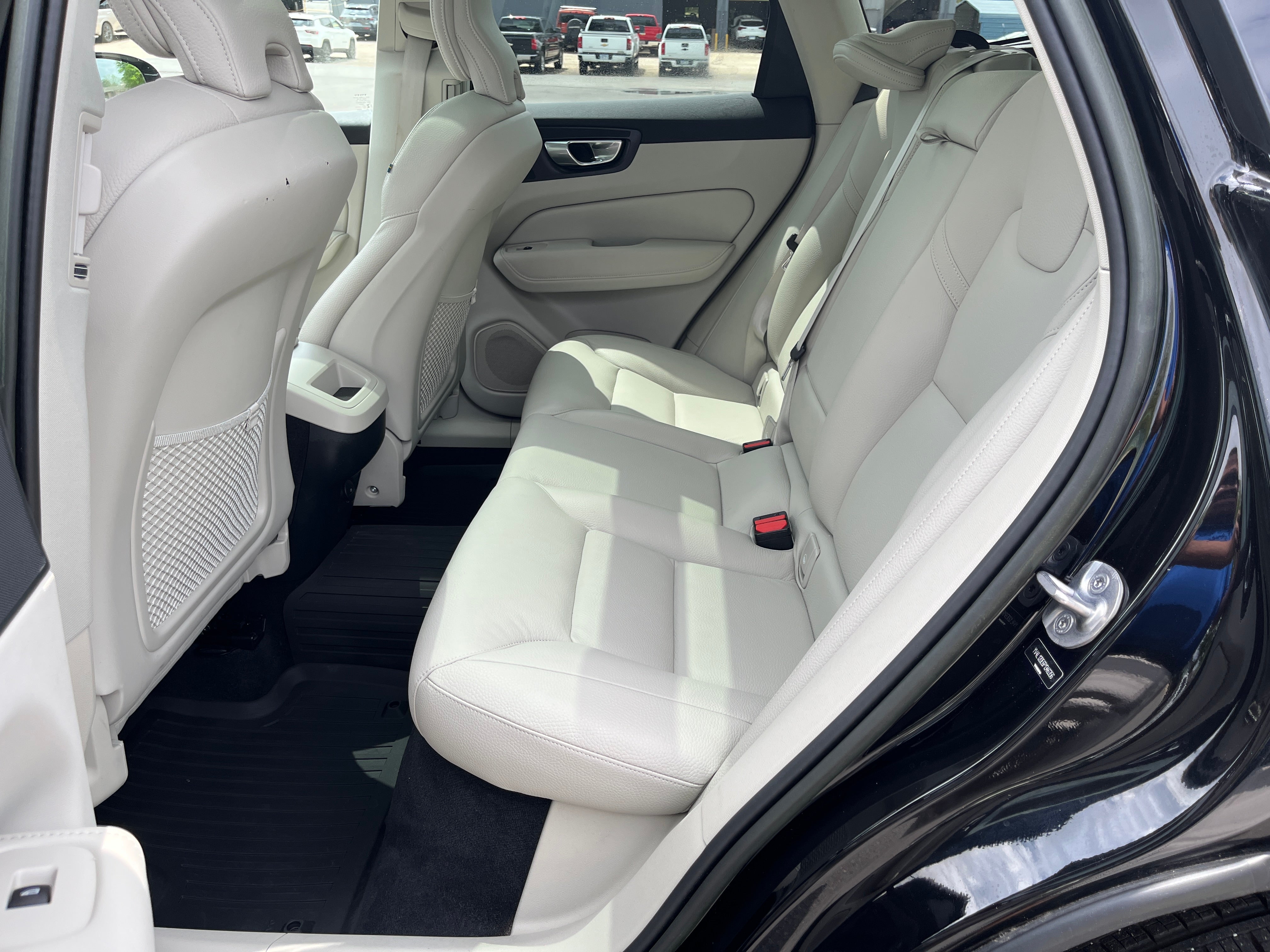 2023 Volvo XC60 Plus Bright Theme